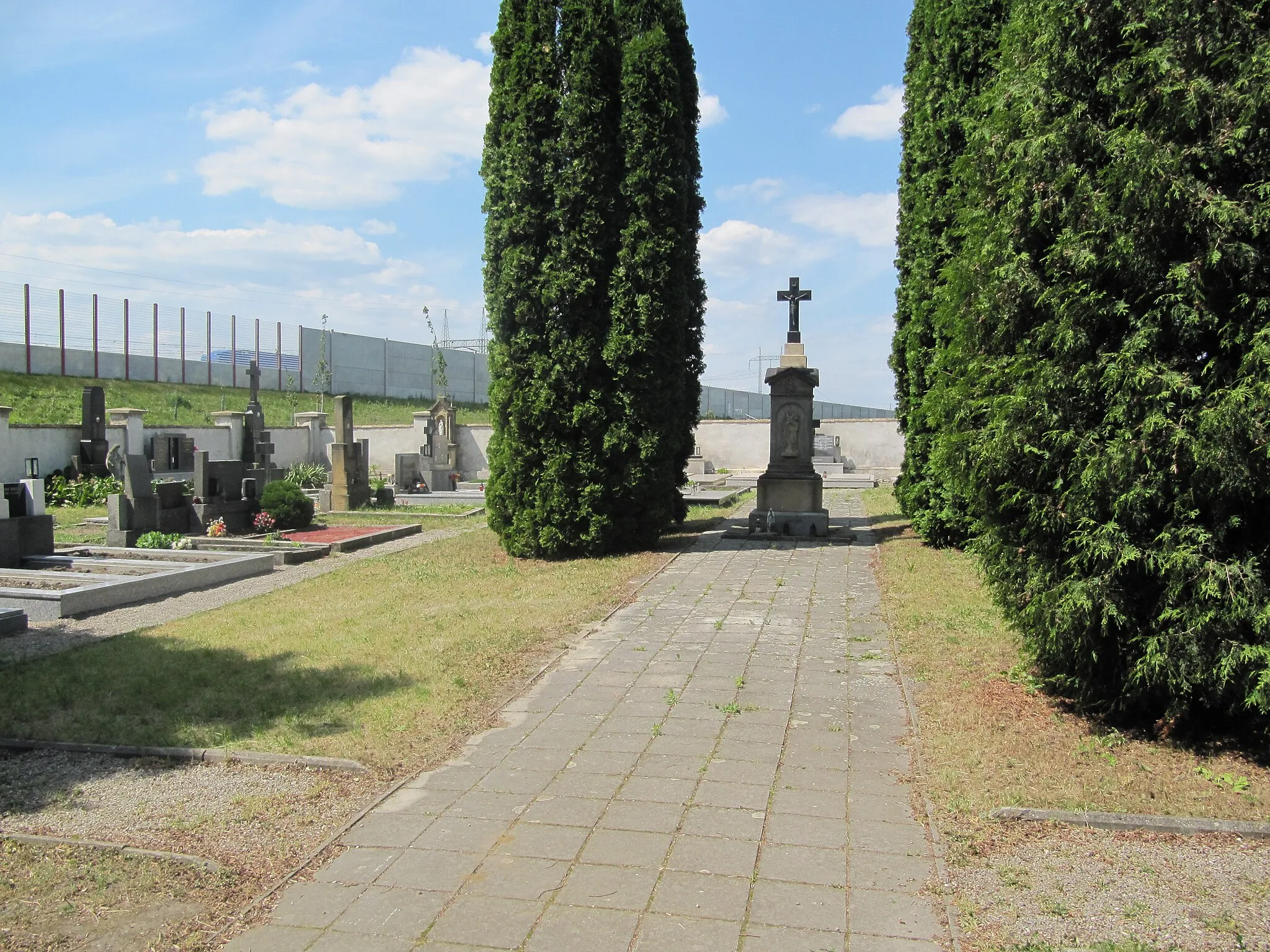 Photo showing: Hulín in Kroměříž District, Czech Republic, part Chrášťany. Cemetery.