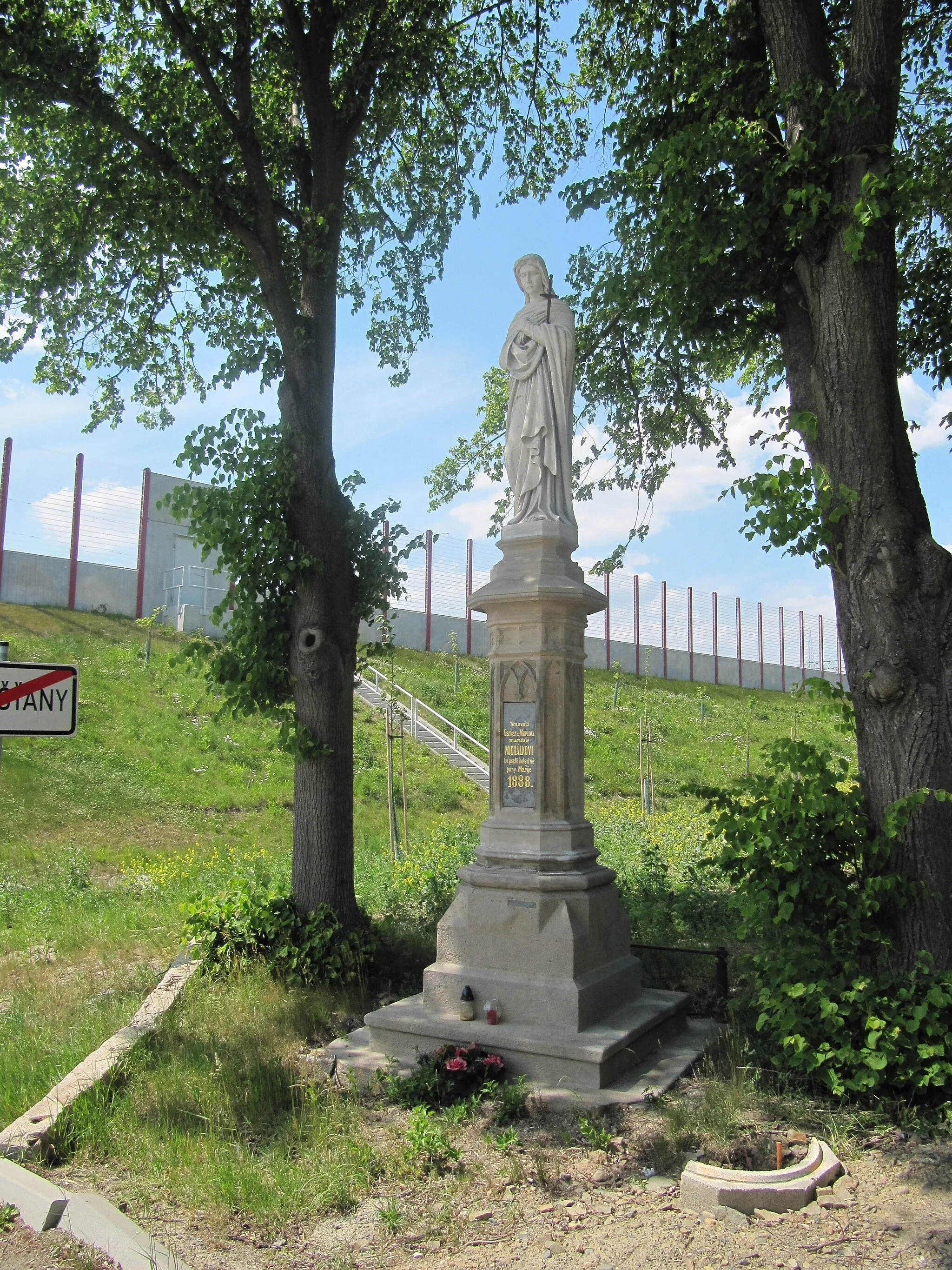 Photo showing: Hulín in Kroměříž District, Czech Republic, part Chrášťany. Statue of Virgin Mary.