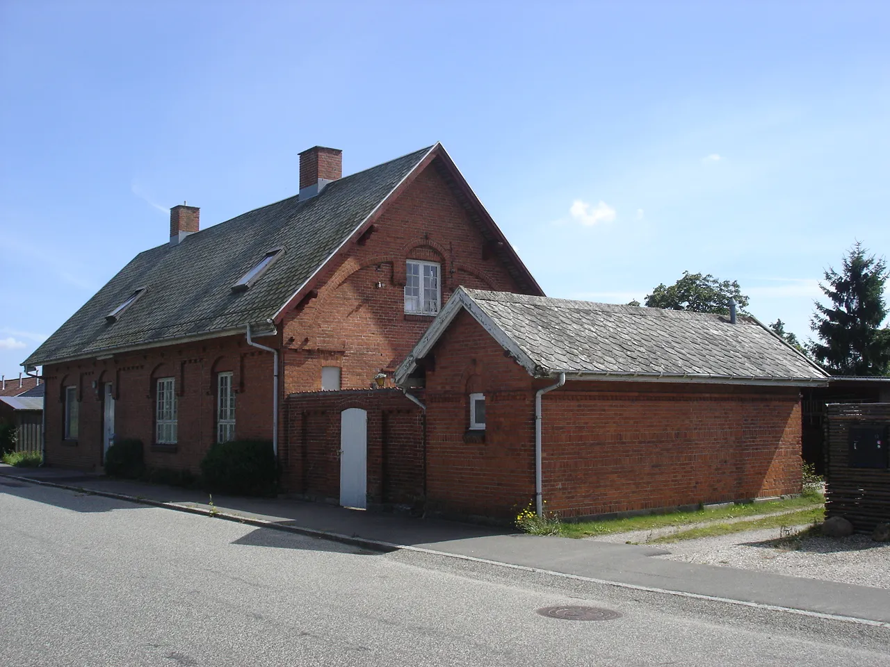 Photo showing: Lynge Station, vejsiden fra vest