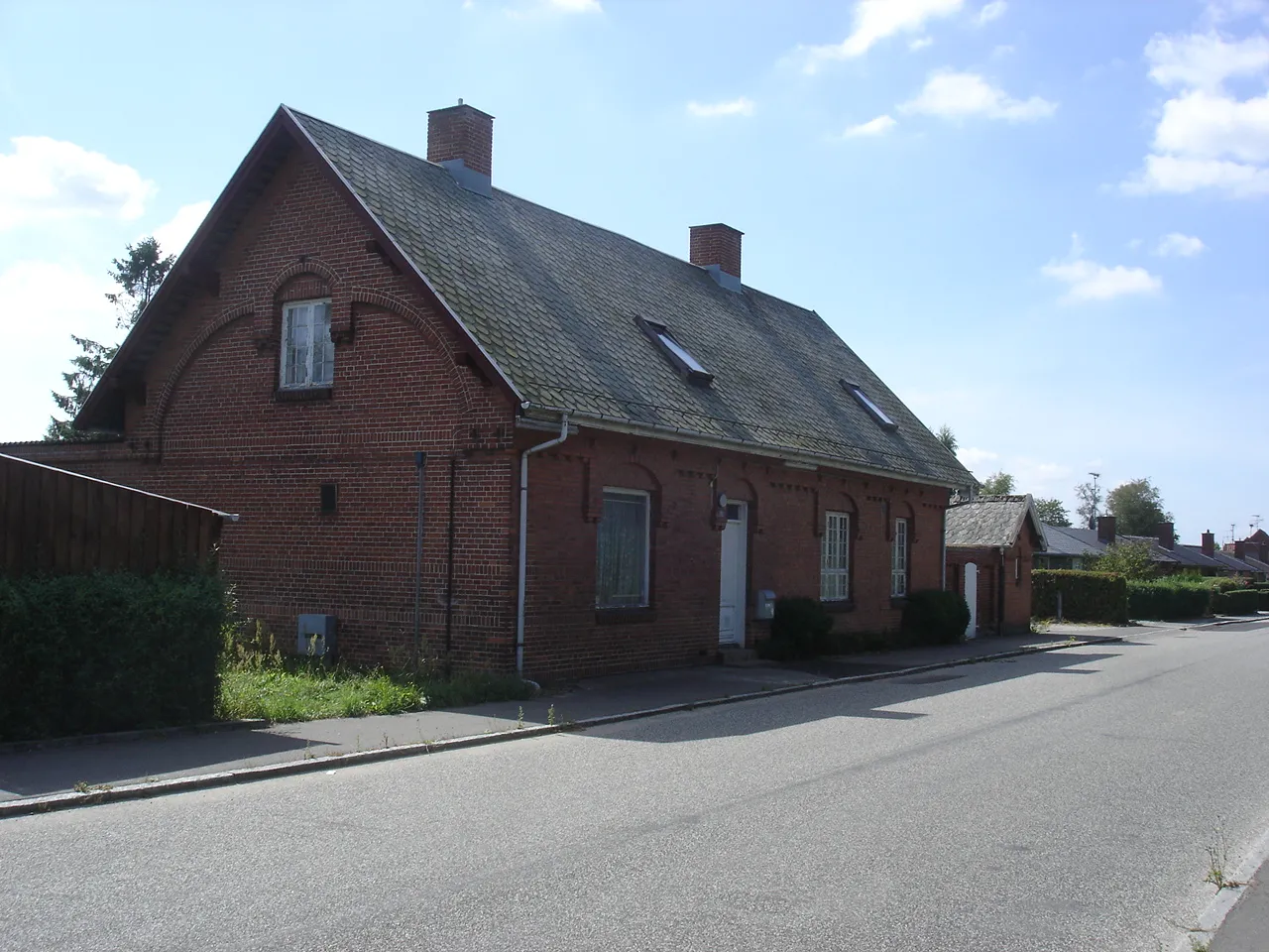 Photo showing: Lynge Station, vejsiden fra øst