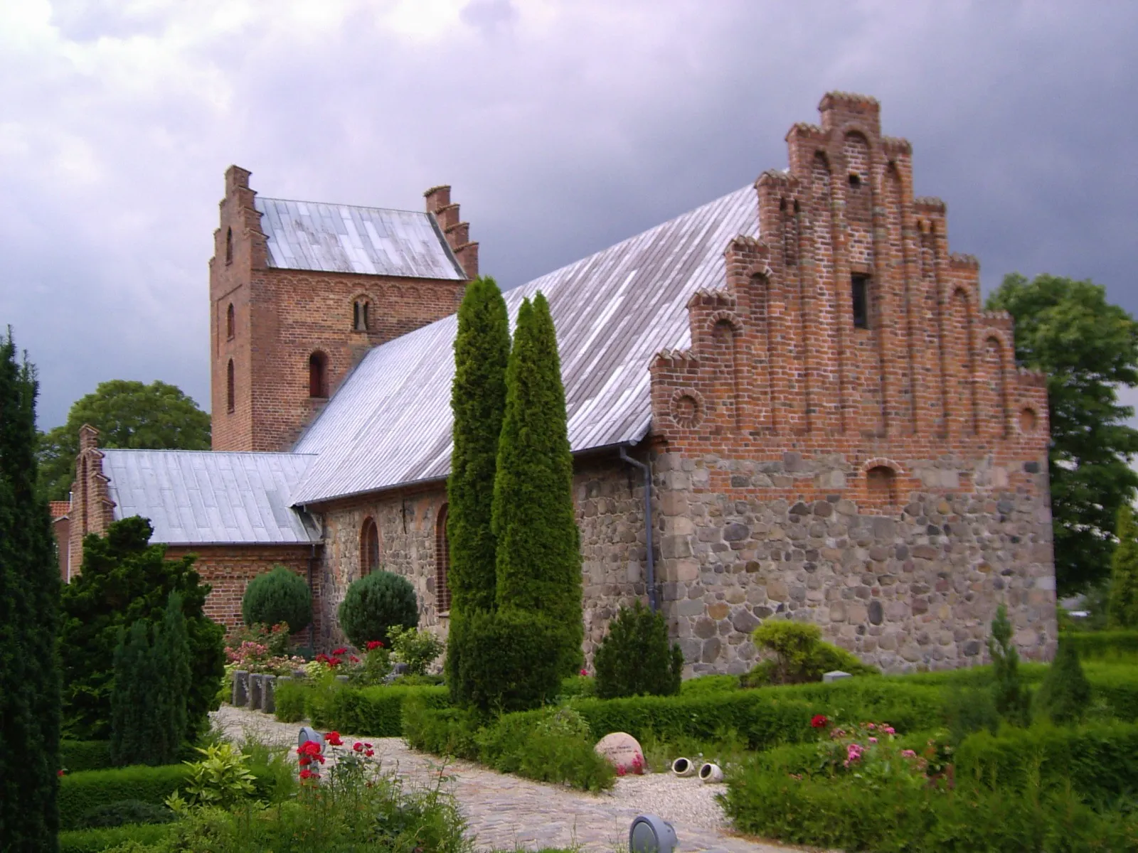 Photo showing: Nørre Herlev Kirke, syd- og østside. Hillerød Kommune, Hillerød provsti, Helsingør stift