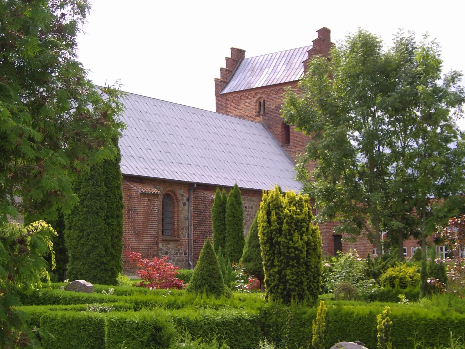 Photo showing: Nørre Herlev Kirke, nordside. Hillerød Kommune, Hillerød provsti, Helsingør stift