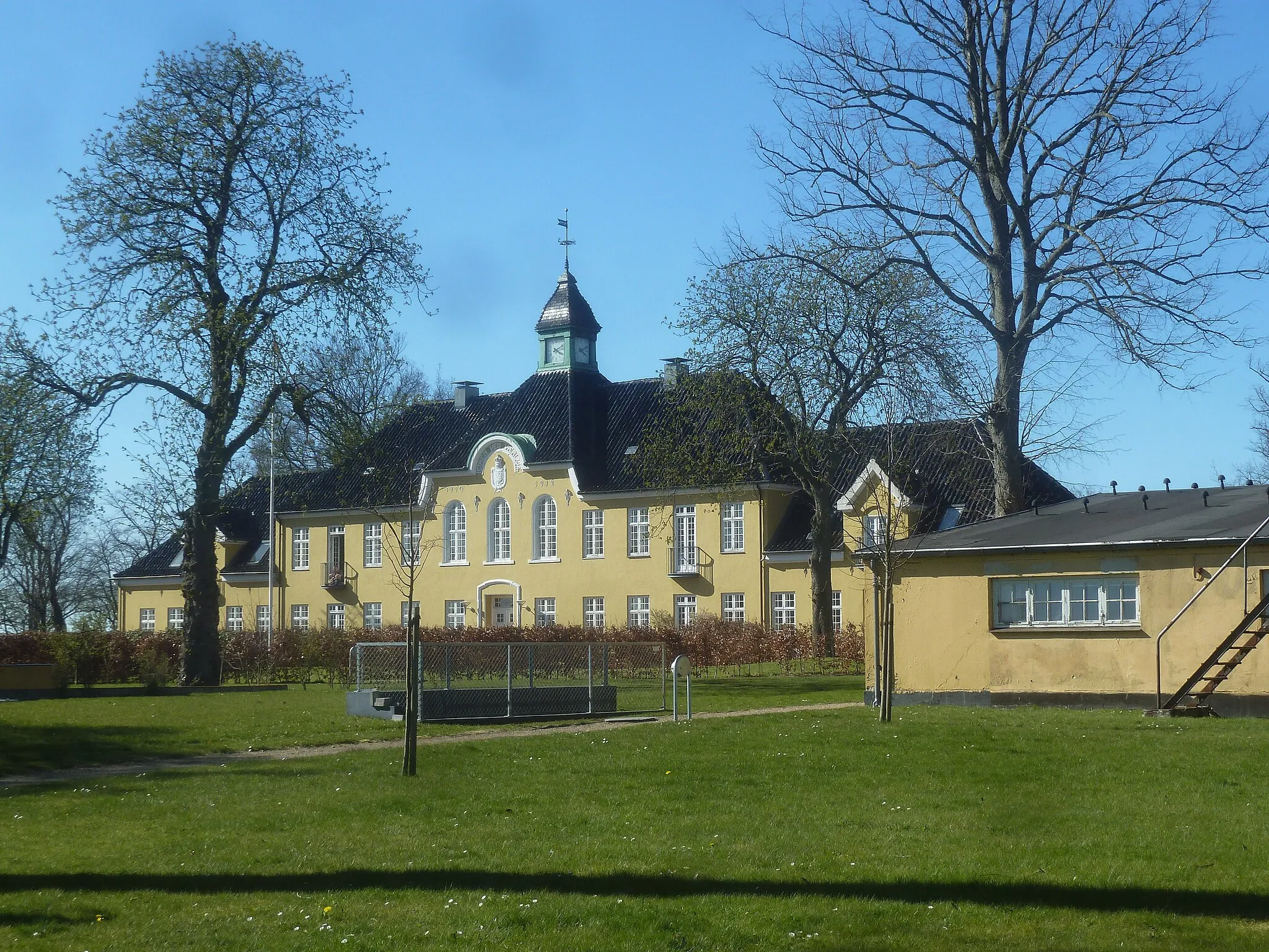 Photo showing: The former main Building of Nordjejren (now Laanshøj( at Flyvestation Værløse in Fyresø Municipality, Denmark
