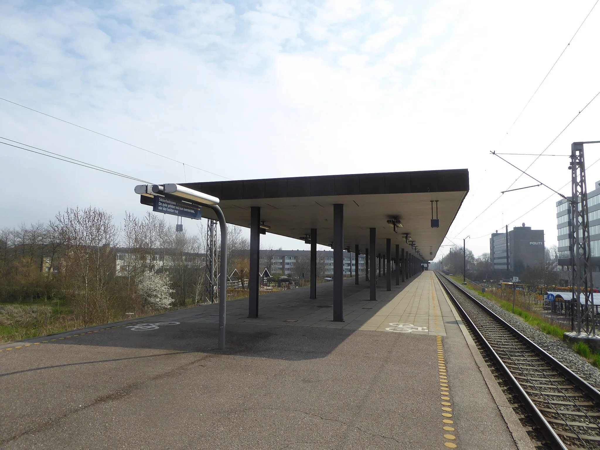 Photo showing: Buddinge Station, a S-train station on Hareskovbanen in Copenhagen.