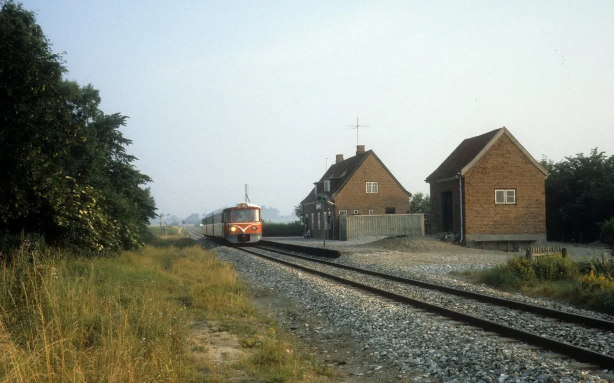 Photo showing: GDS (Gribskovbanen) Triebzug (Ym + Yp + Ys) Bahnhof Ørby am 11. Juli 1983.