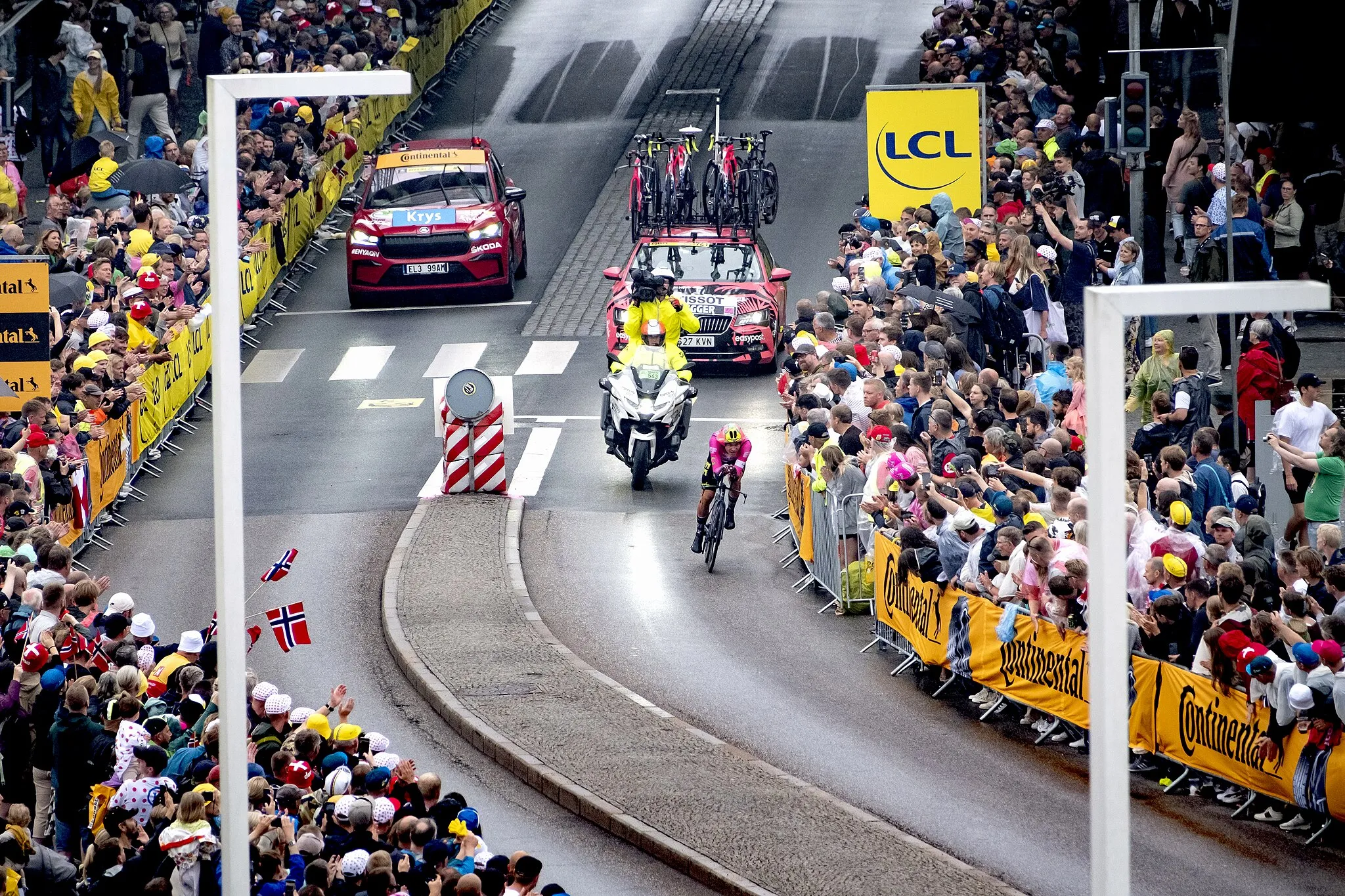 Photo showing: Fredagen den 1 juli 2022 startade cykeltävlingen Tour de France i ett regnigt Köpenhamn - Grand Depart Copenhagen. Hundratusentals människor hade samlats kring den 13,2 kilometer långa banan, här vid Den Sorte diamant.
Photo: News Øresund - Johan Wessman
© News Øresund - Johan Wessman (CC BY 3.0).
Detta verk av News Øresund är licensierat under en Creative Commons Erkännande 3.0 Unported-licens (CC BY 3.0). Bilden får fritt publiceras under förutsättning att källa anges. .The picture can be used freely under the prerequisite that the source is given. News Øresund, Malmö, Sweden
News Øresund är en oberoende regional nyhetsbyrå som är en del av det oberoende dansk-svenska kunskapscentrat Øresundsinstituttet..
www.newsoresund.org.

www.oresundsinstituttet.org