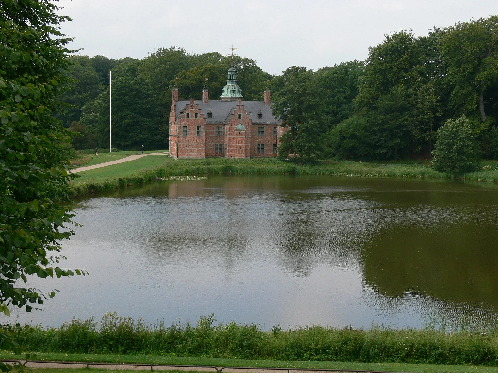 Photo showing: Frederiksborg palace. So called Bath house castle in the castle gardens.