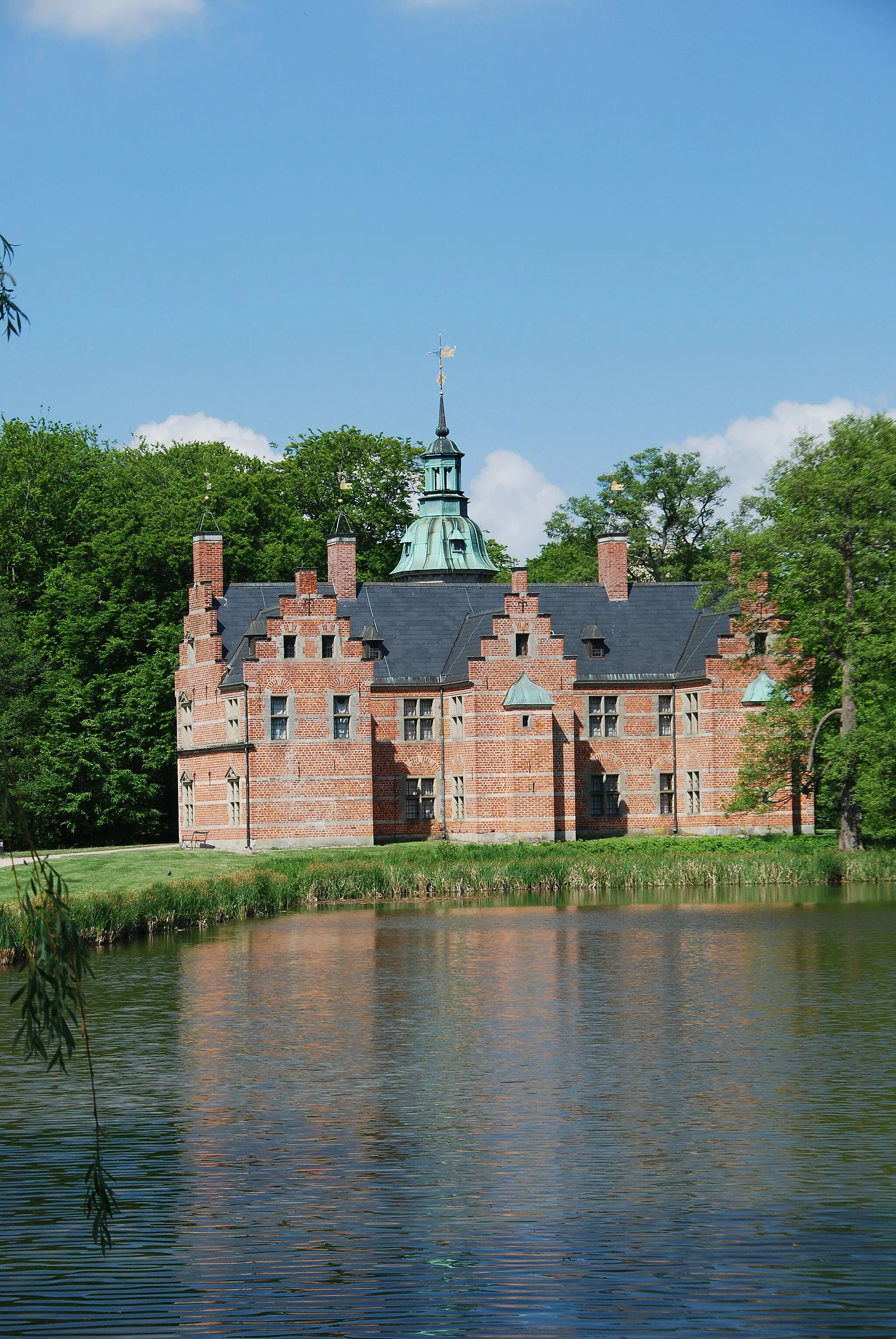 Photo showing: Badstueslottet in theRomantic section of the park at Frederiksborg Castle, Hillerød, Denmark