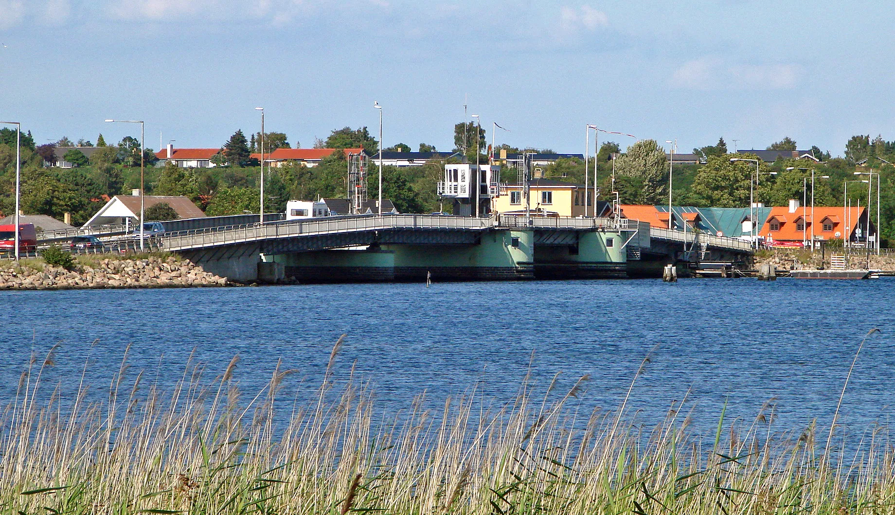 Photo showing: Kronprins Frederiks Bro er en bro over Roskilde Fjord, som forbinder Frederikssund med Hornsherred. Broen set fra Hornsherred mod nordøst