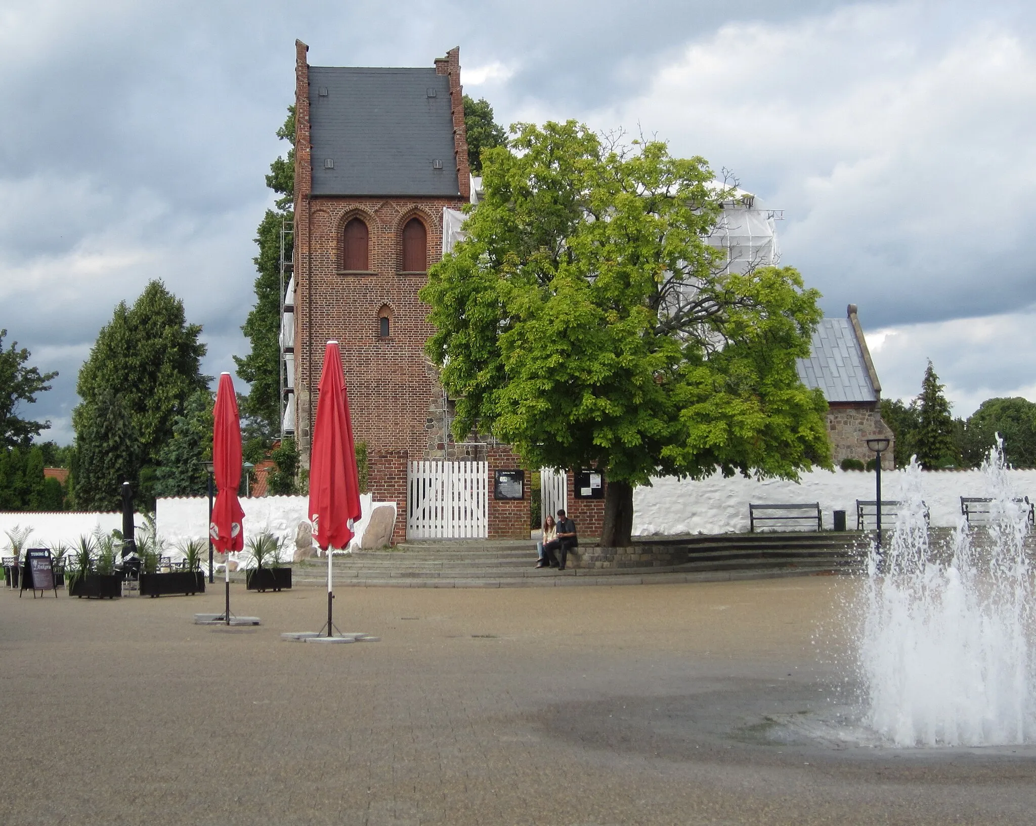 Photo showing: The church "Ballerup Kirke" seen from the pedestrian street "Centrumgaden". Ballerup is a suburb of Copenhagen.