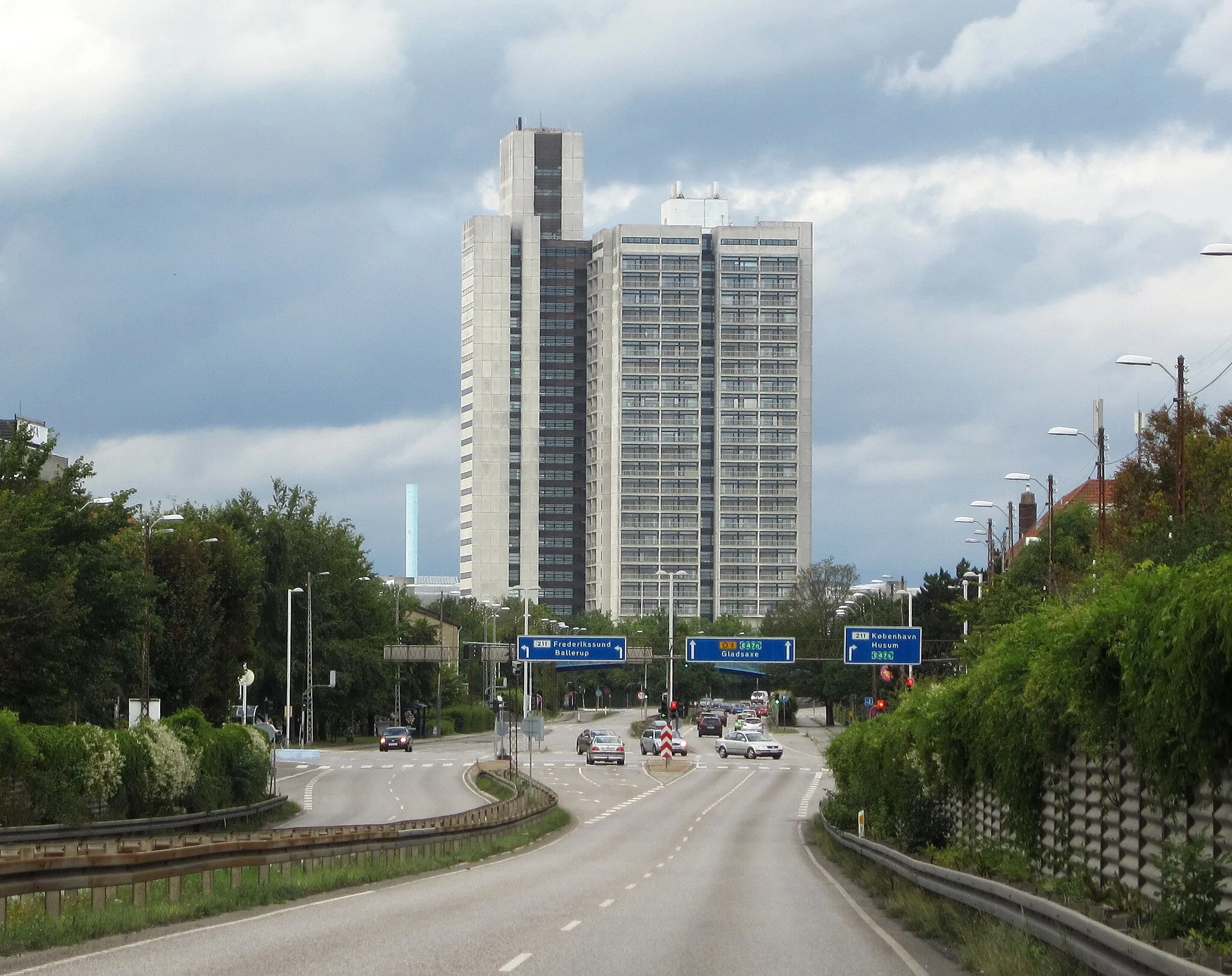 Photo showing: "Herlev Hospital" seen from Ring Road O3 called "Herlev Ringvej". The place is located in Copenhagen sururb "Herlev".
