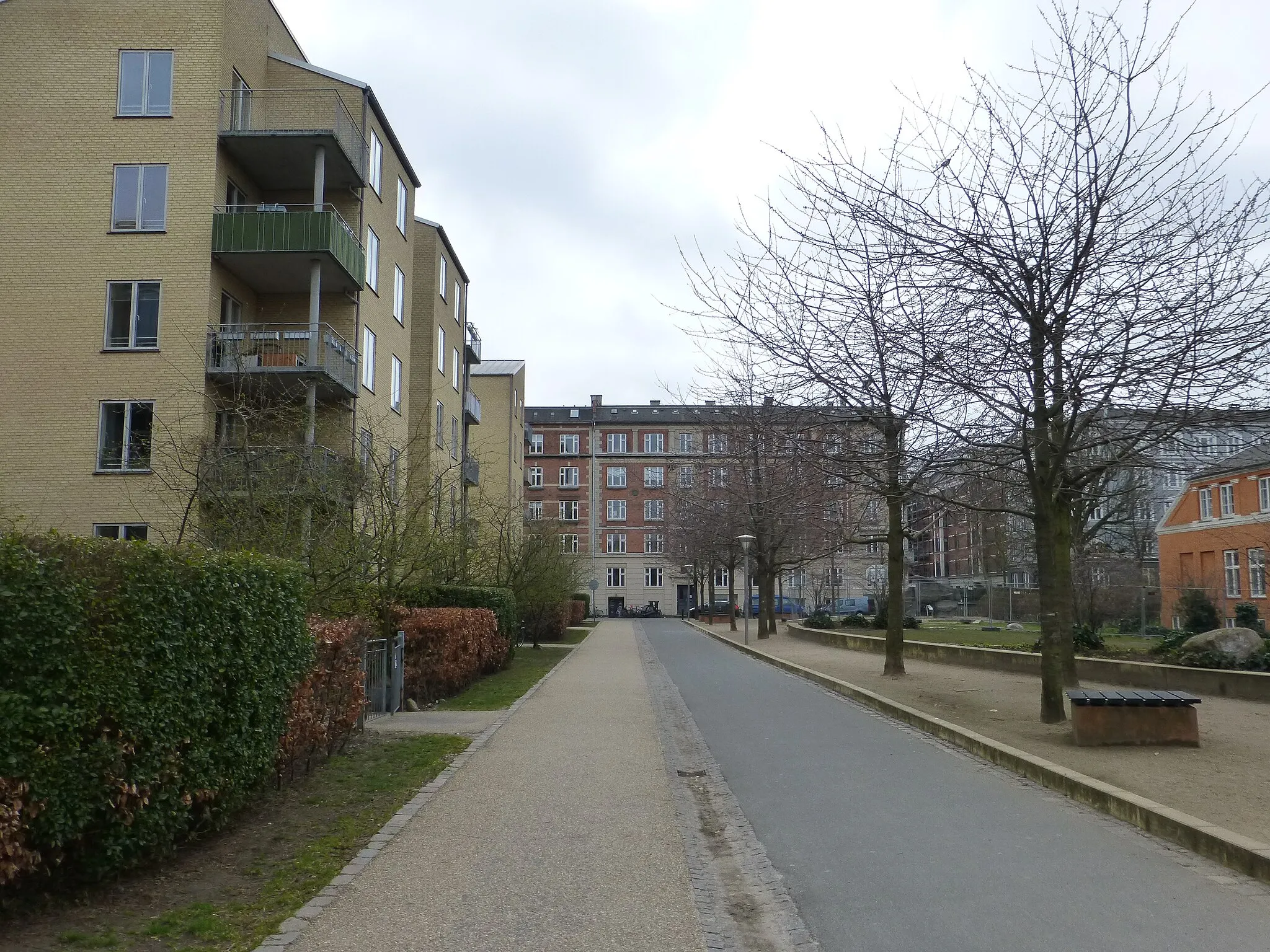 Photo showing: Side street belonging to Gammel Kalkbrænderi Vej in Østerbro in Copenhagen.