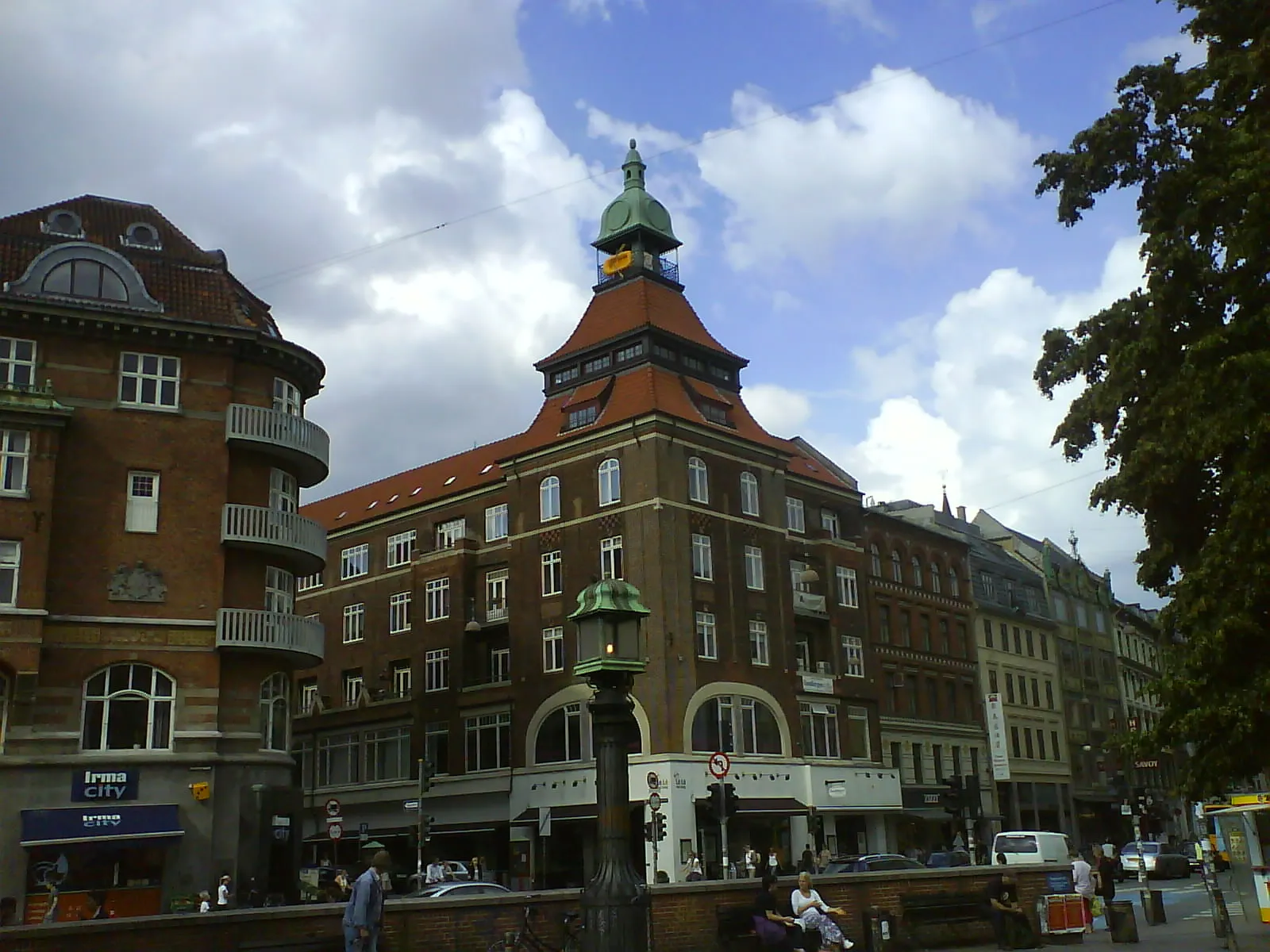 Photo showing: The corner building next to the passageway which runs through Det Ny Theatre (The New Theatre)  seen from Vesterbro Torv in Copenhagen, Denmark