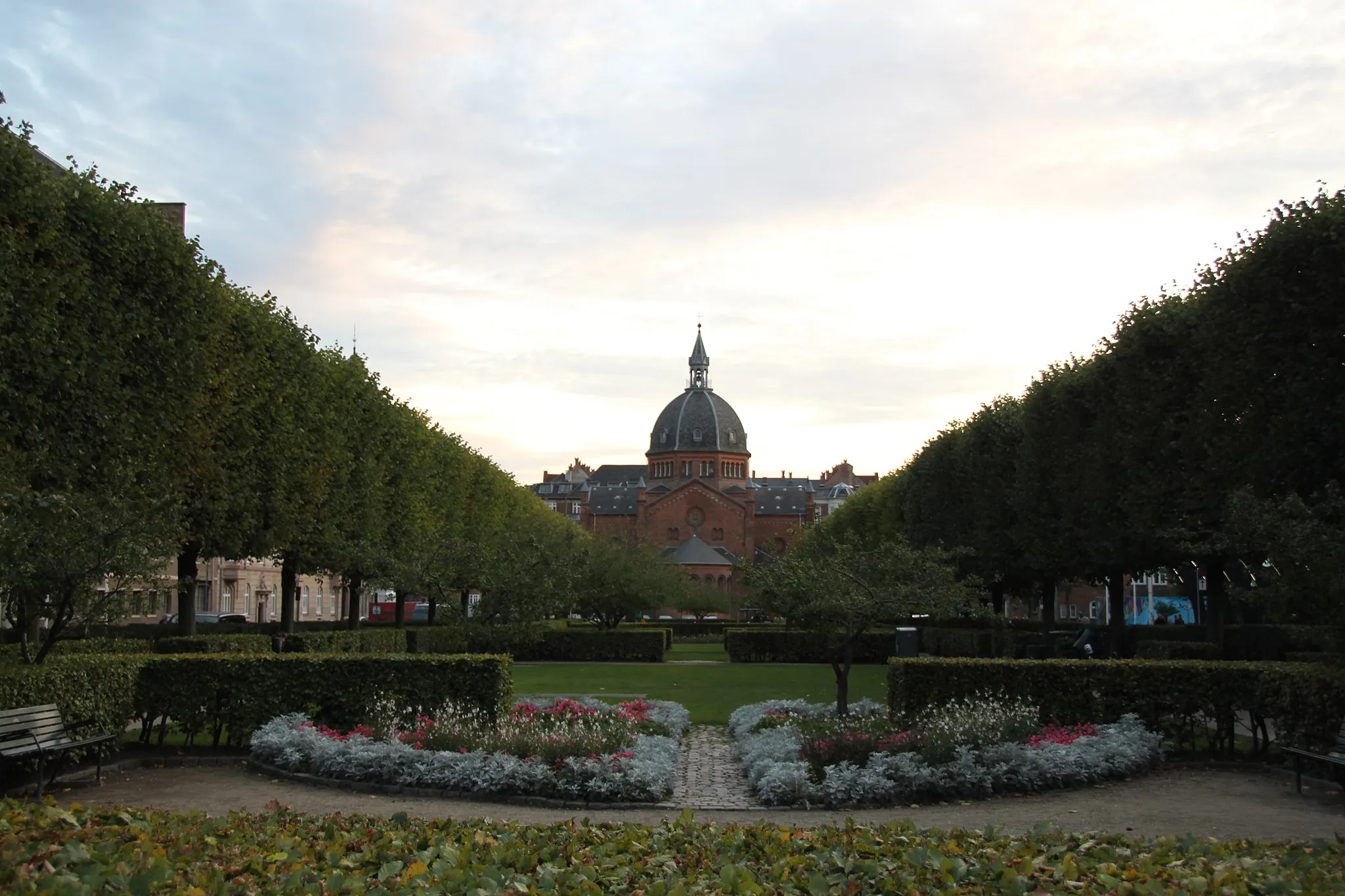 Photo showing: Julius Thomsens Plads with St. Mark's Church in the background in the Frederiksberg district of Copenhagen, Denmark