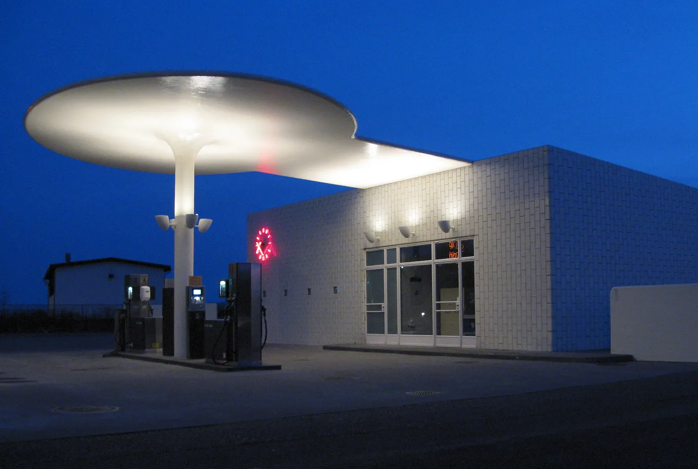 Photo showing: Arne Jacobsen, Tankstation, Belysning