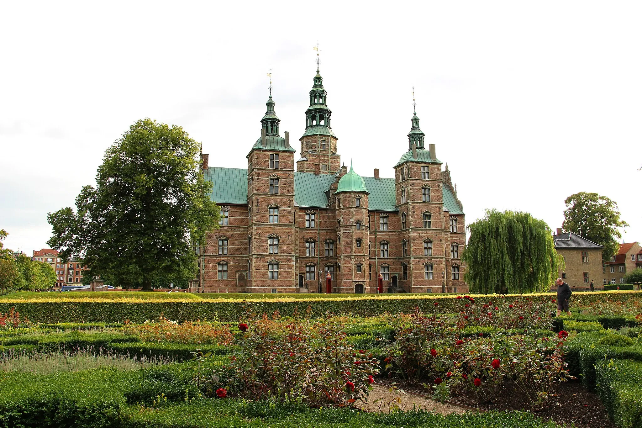 Photo showing: (Indre By) Øster Voldgade
Rosenborg Castle is a renaissance castle originally built as a country summerhouse and is an example of Christian IV's many architectural projects.
Arch. Bertel Lange and Hans van Steenwinckel

1606-24.