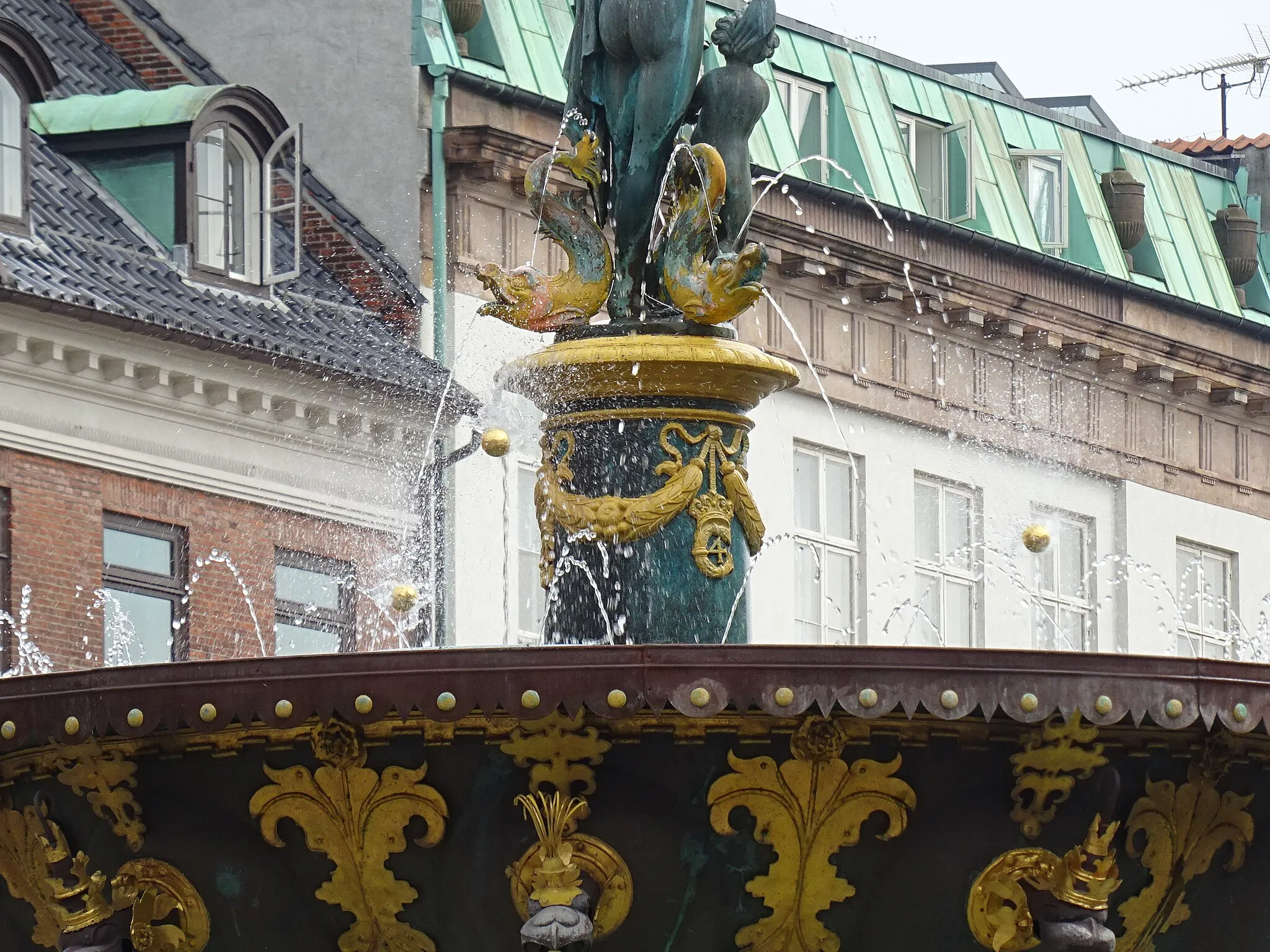 Photo showing: Each year on the birthday of Queen Margrethe II three golden apples (small balls covered in gold) are placed in Caritasbrønden (the Caritas Well) at Gammeltorv in Copenhagen.