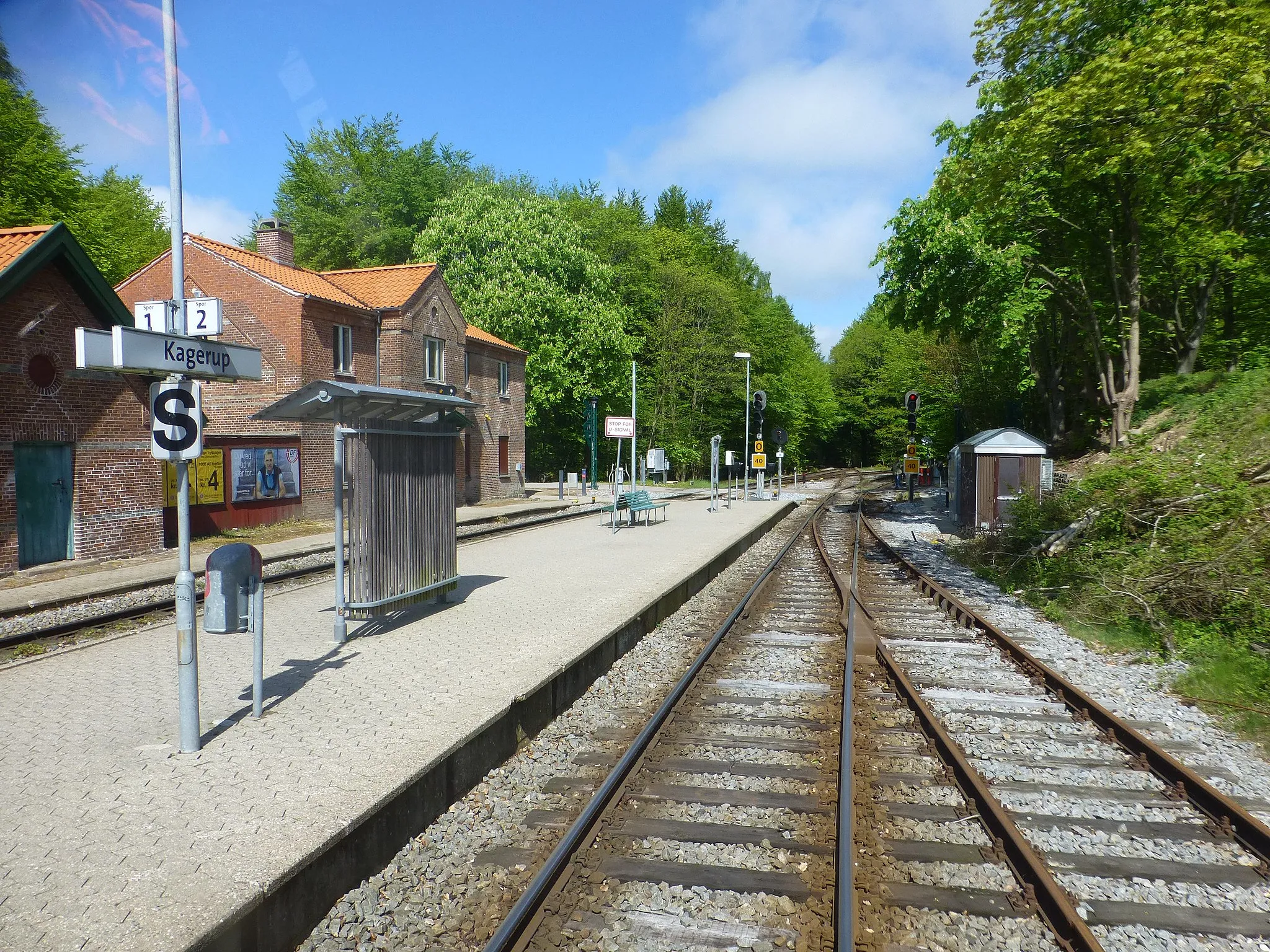 Photo showing: Cabin window view of Kagerup Station on Gribskovbanen in Denmark. The picture was taken from the diesel railcar LNJ SM during a special trip with railway entusiasts.