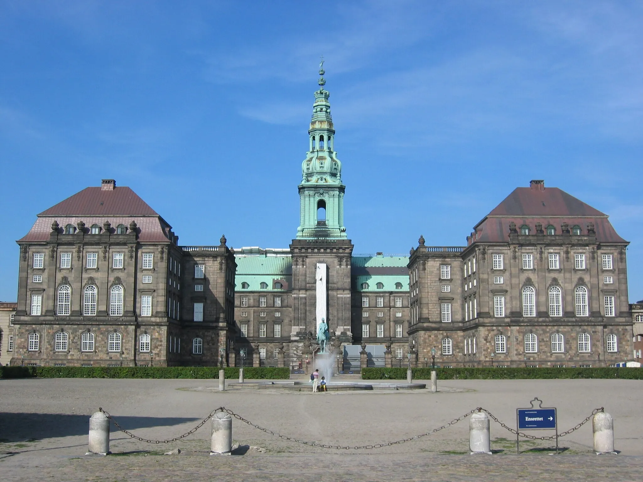 Photo showing: Christiansborg Palace - Home of the Danish Parliament, Supreme Court, and Prime Minister