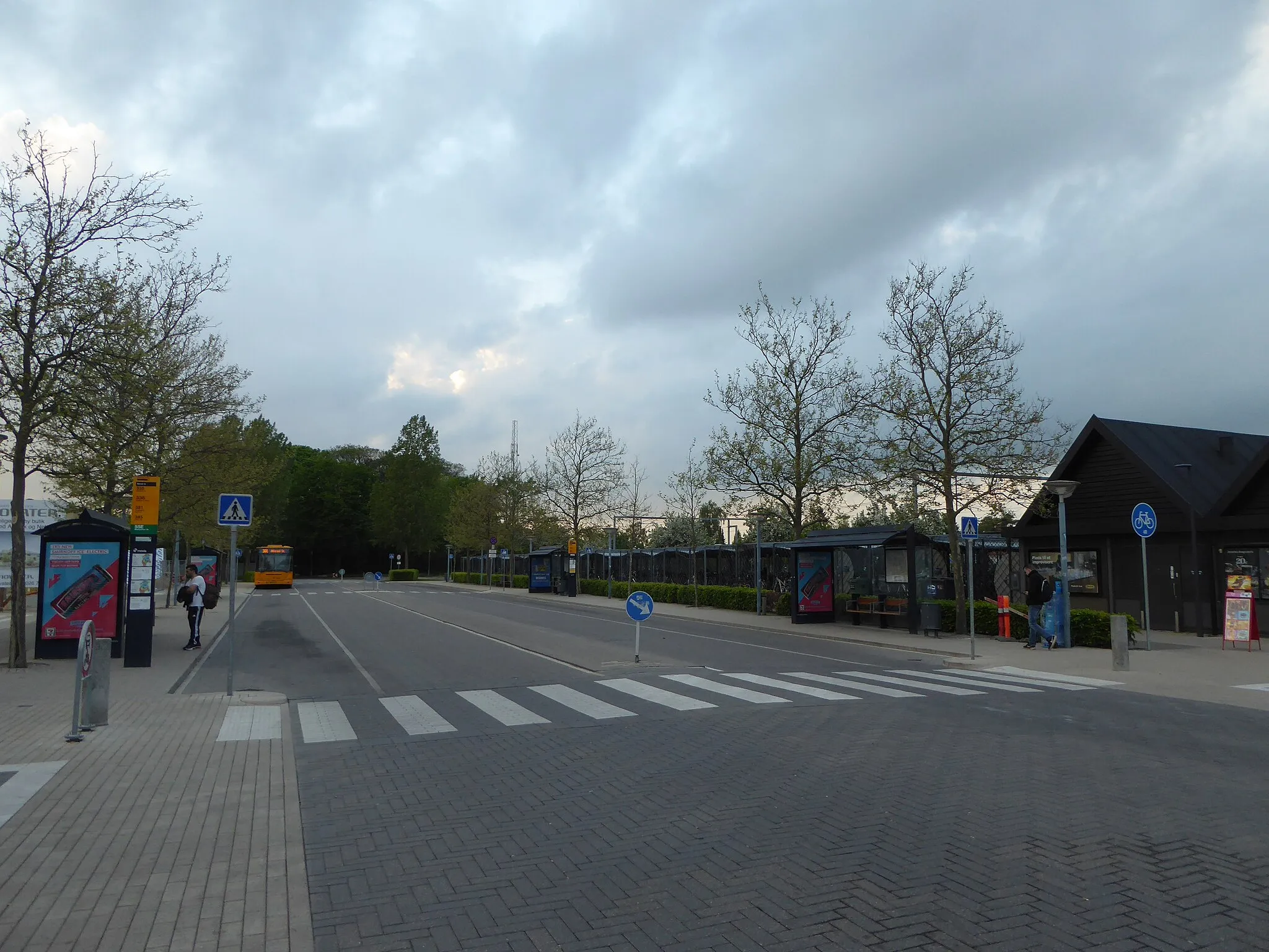 Photo showing: Bus stops at Allerød Station, a S-train station north of Copenhagen.
