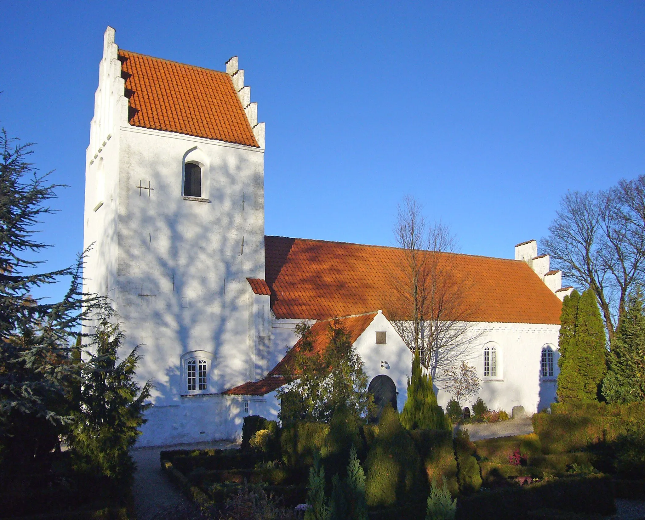 Photo showing: Fløng Kirke, Denmark. Camera location 55° 39′ 42.12″ N, 12° 10′ 50.88″ E View this and other nearby images on: OpenStreetMap 55.661700;   12.180800
Fløng Kirke