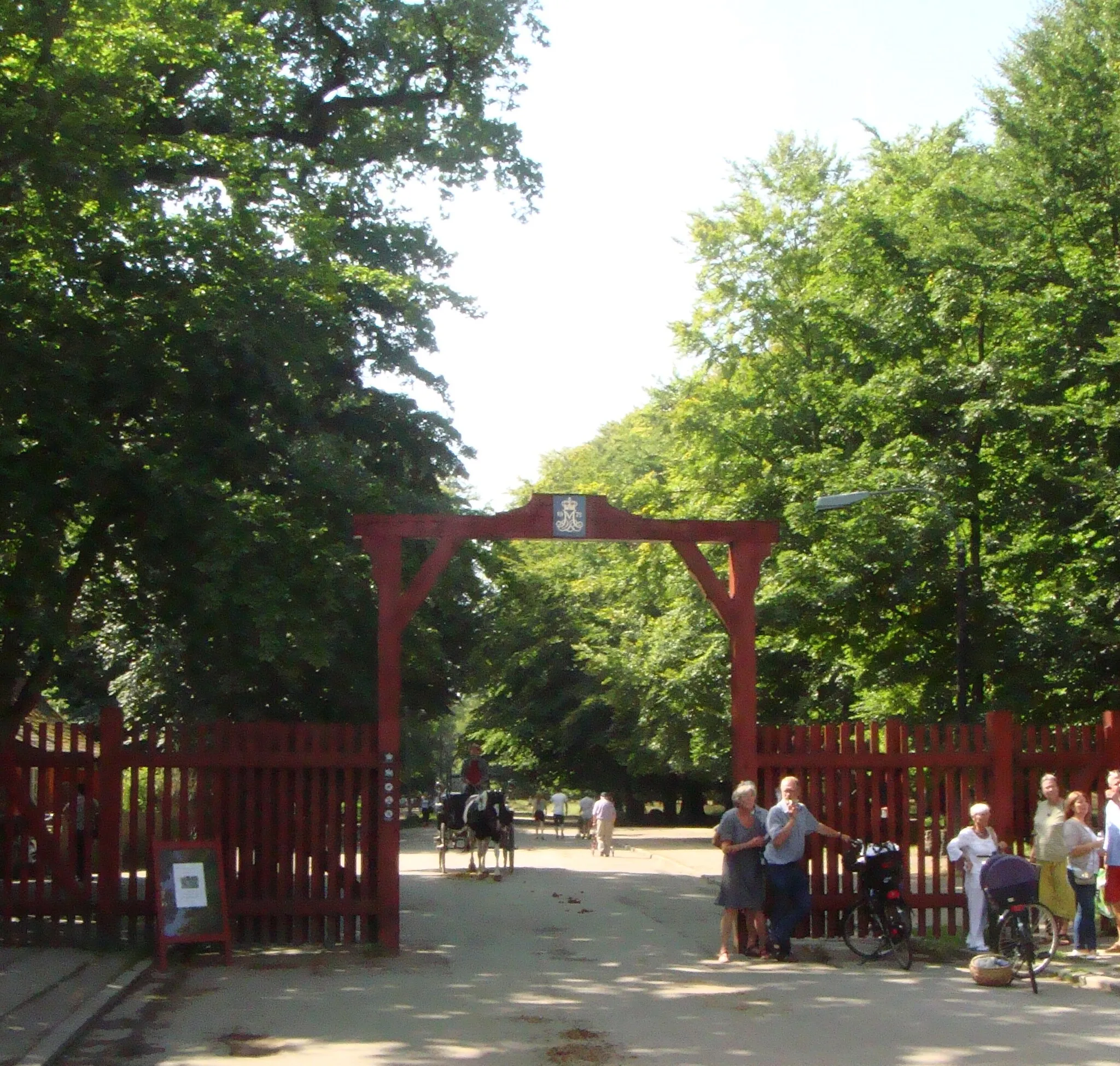 Photo showing: De røde porte til Dyrehaven ved Klampenborg.

The red gates at the Deer Park near Klampenborg.