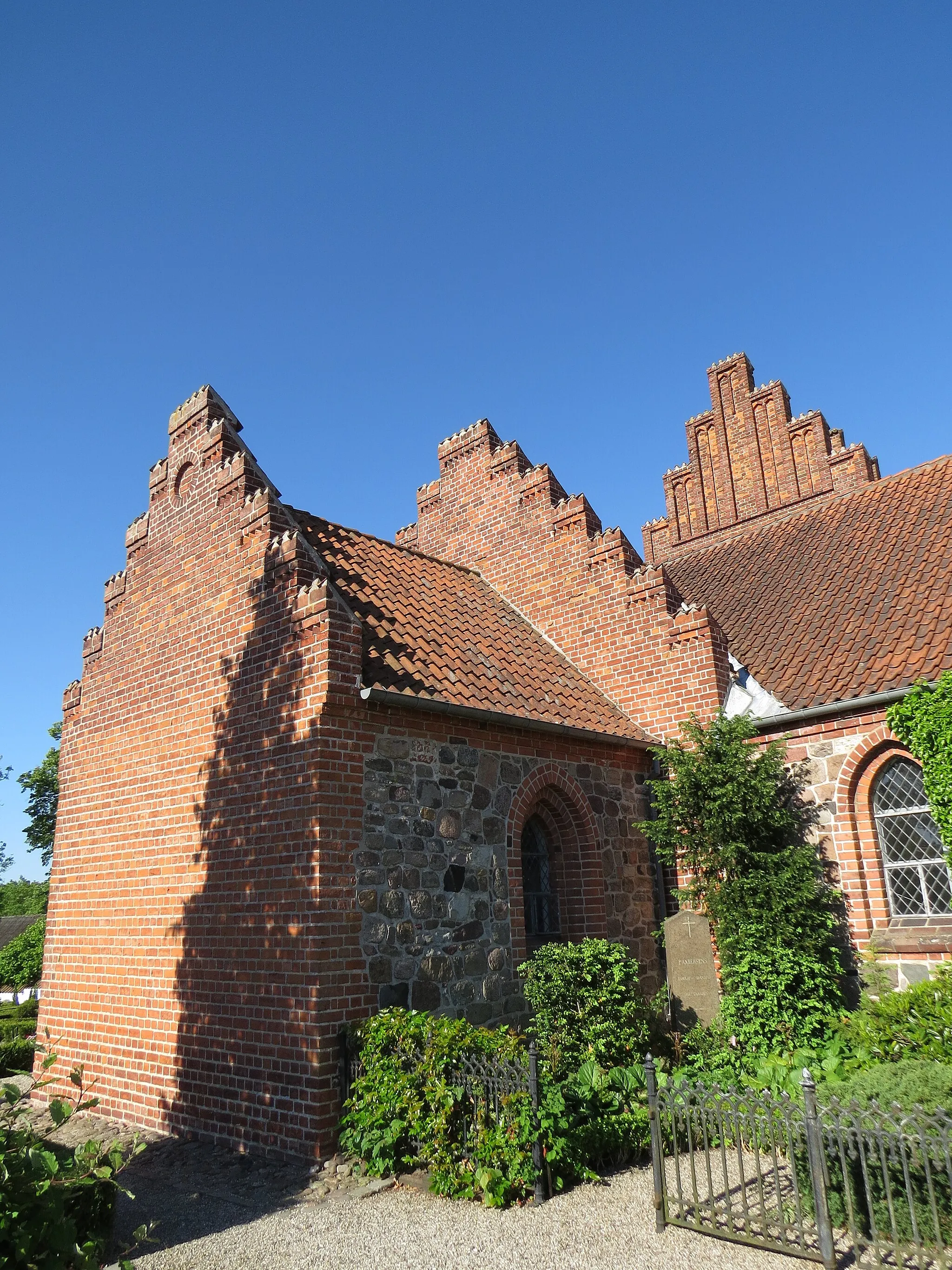 Photo showing: Ganløse Kirke, rest af tidlig middelaldermur, Sjælland