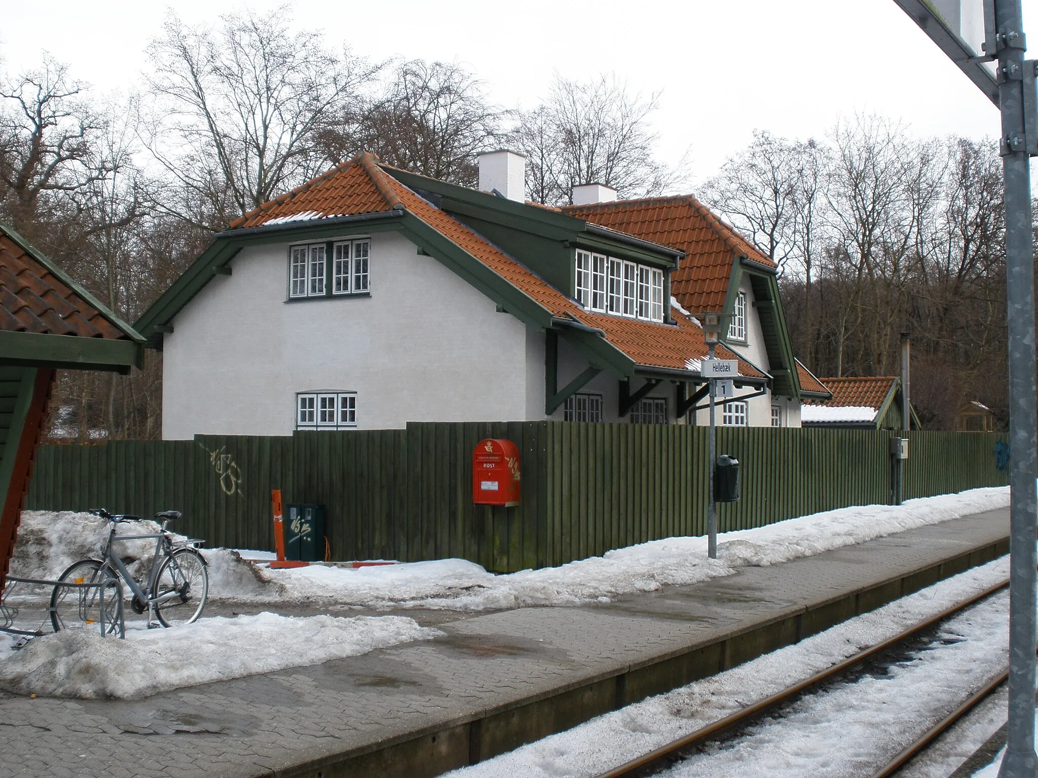 Photo showing: Station building at Hellebæk Station.
It is no longer used for the train service, but sold to a private buyer.