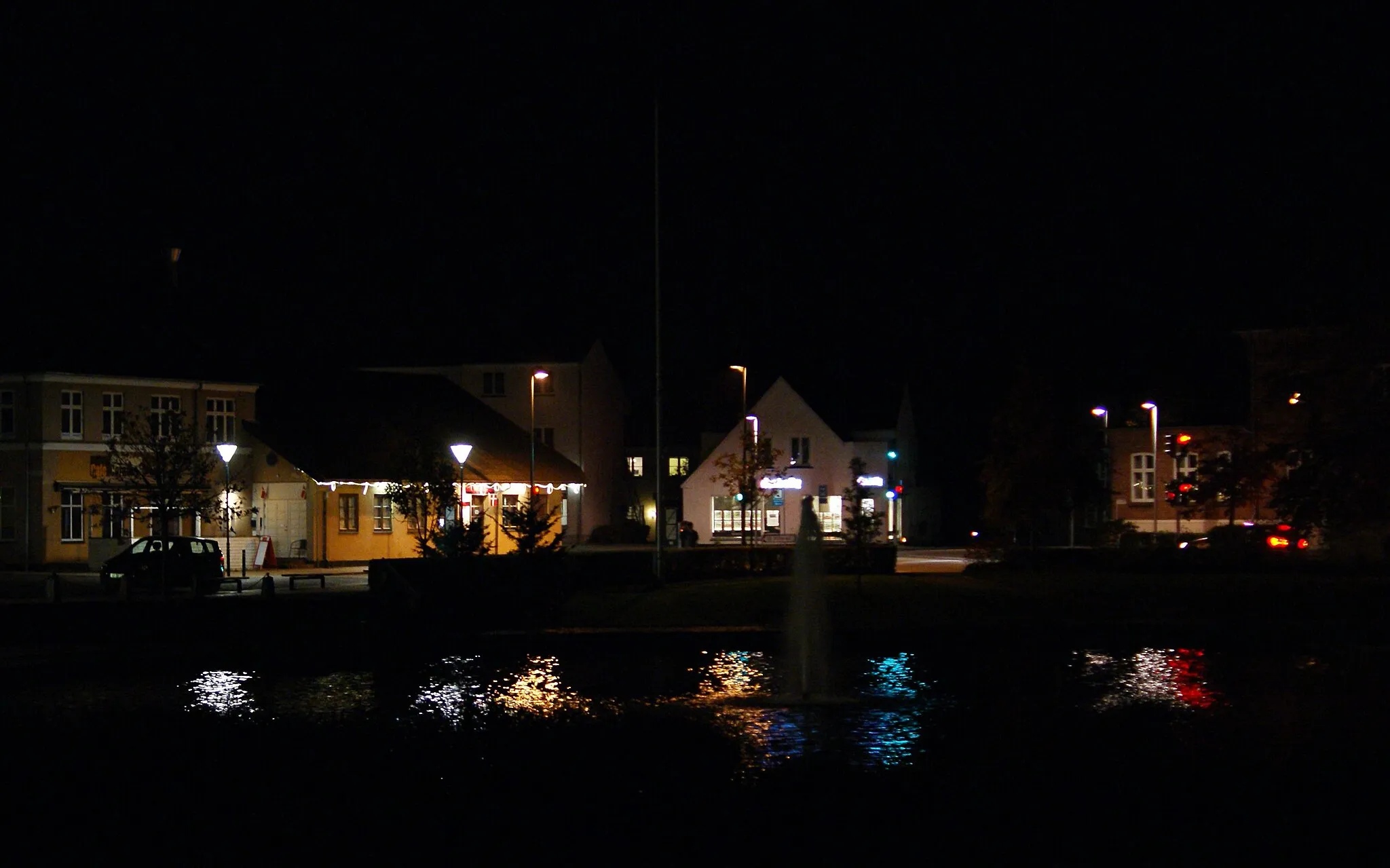 Photo showing: Helsinge at night