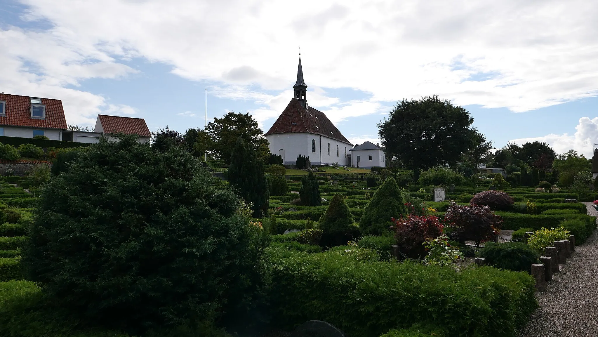 Photo showing: The Old Cemetery of Gilleleje, a harbour town which is part of the Gribskov Municipality in the Capital Region of Denmark. It is located at the northernmost point of Sjælland, the largest and most populous island in Denmark proper.