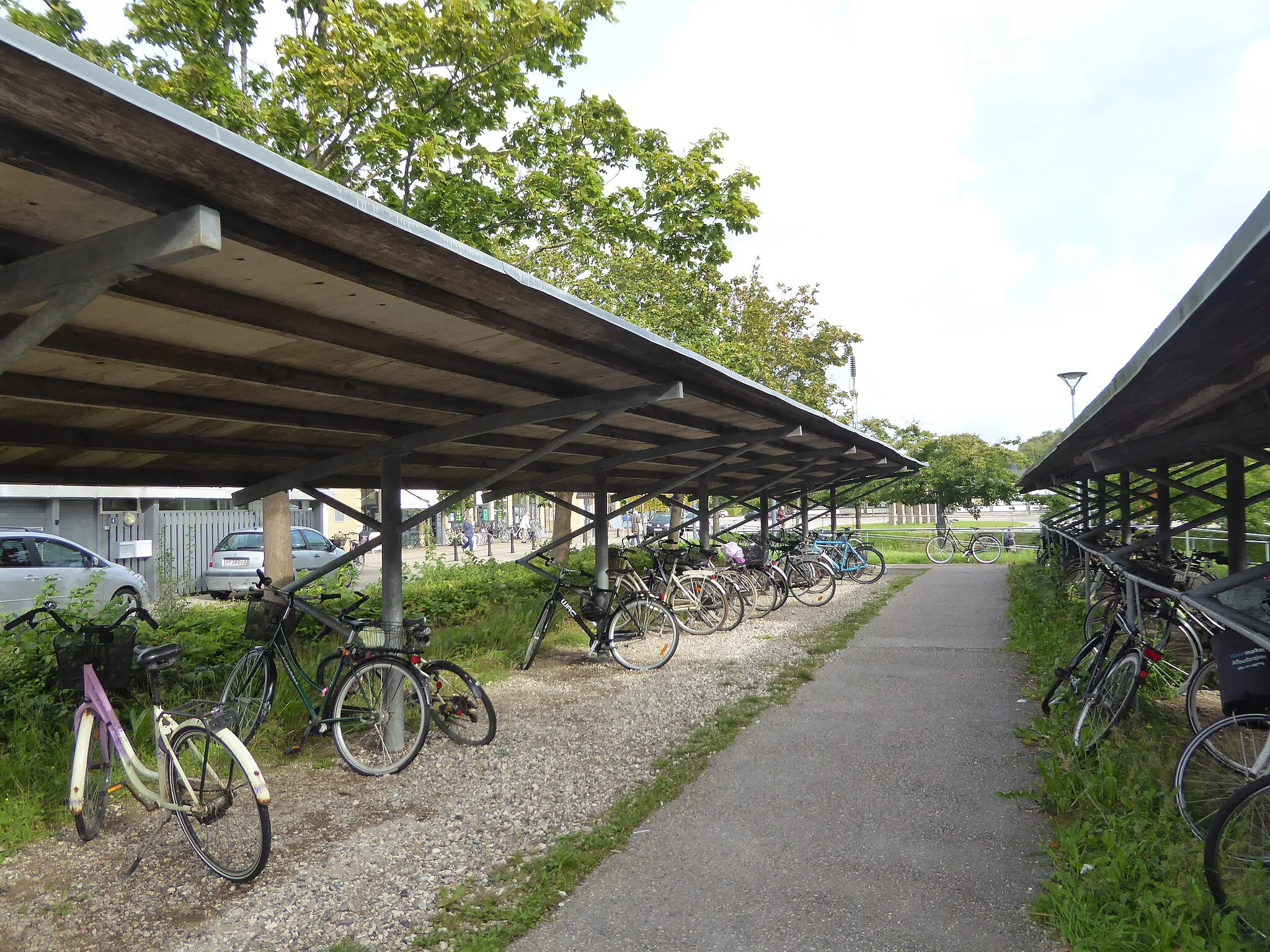 Photo showing: Bicycle racks at Humlebæk Station on Kystbanen in Denmark.