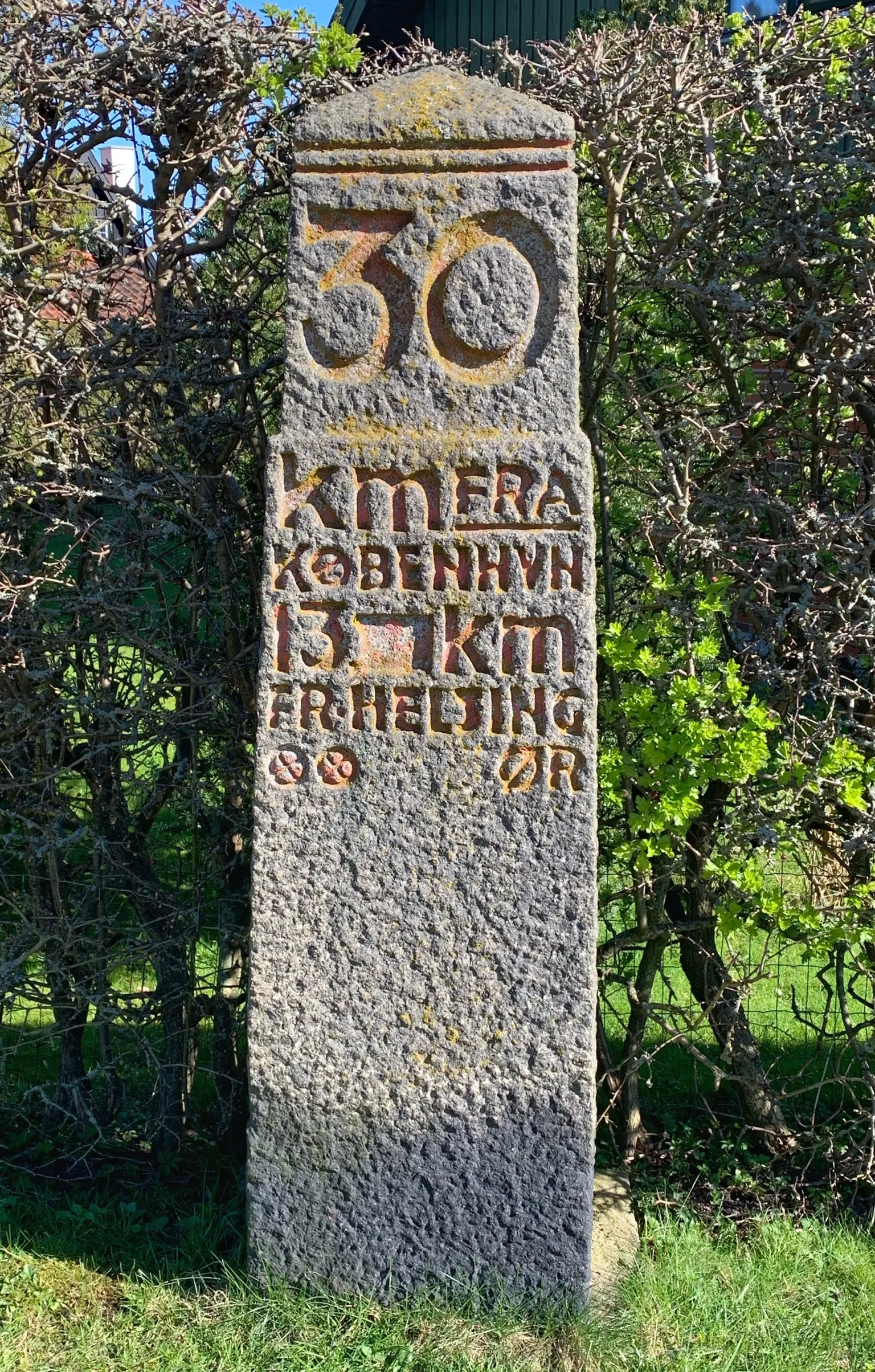 Photo showing: Milestone at Strandvejen 30 km from Copenhagen and 13 km from Elsinore just north of Nivå harbour