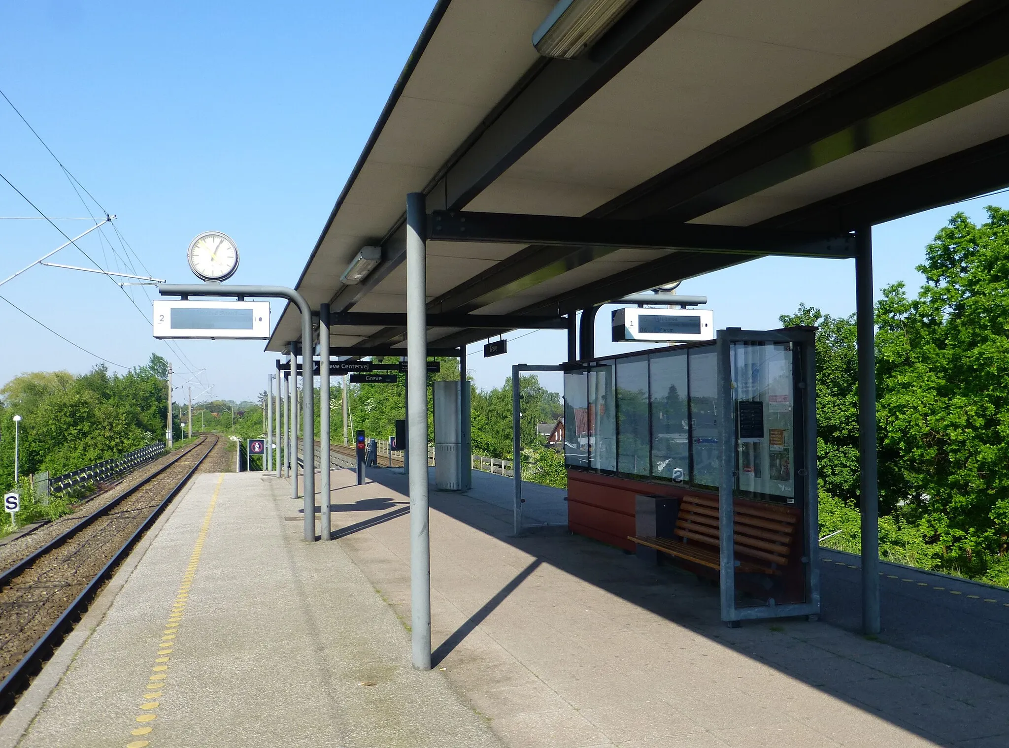 Photo showing: Greve Station, a S-train station on Køge Bugt-banen between Copenhagen and Køge in Denmark.