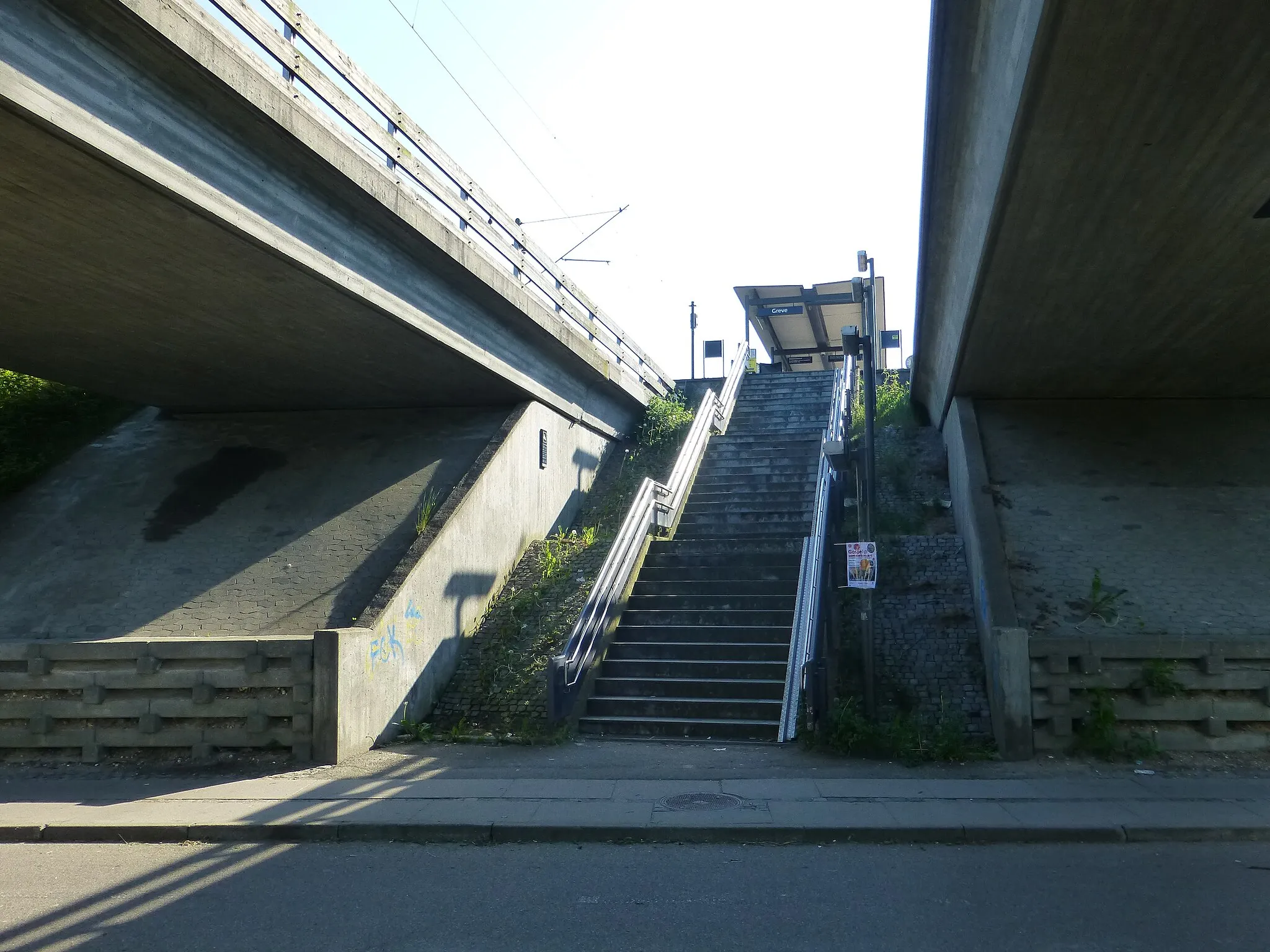 Photo showing: Greve Station, a S-train station on Køge Bugt-banen between Copenhagen and Køge in Denmark.