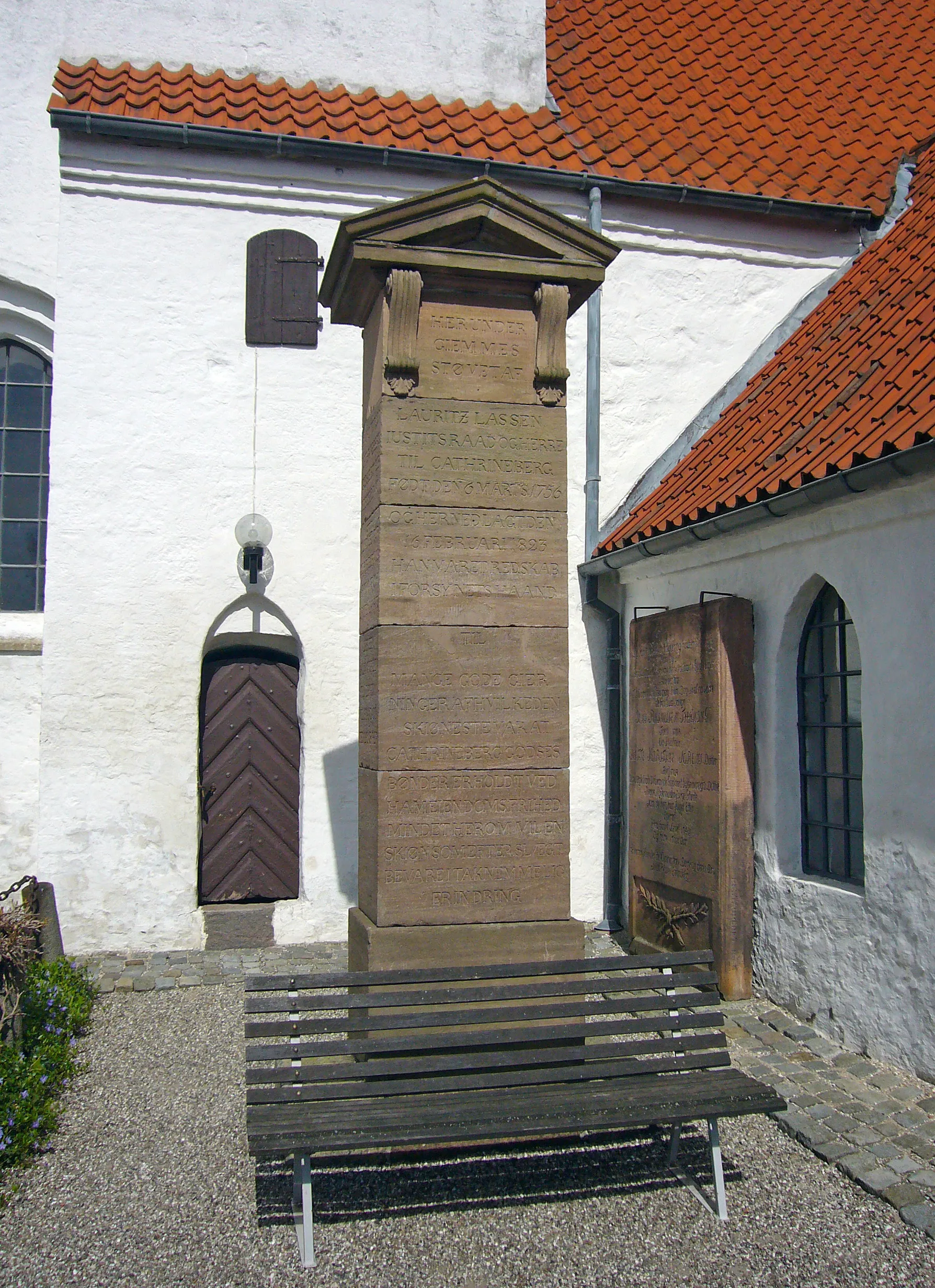 Photo showing: Sengeløse Kirke, Høje-Taastrup, Denmark.

Memorial