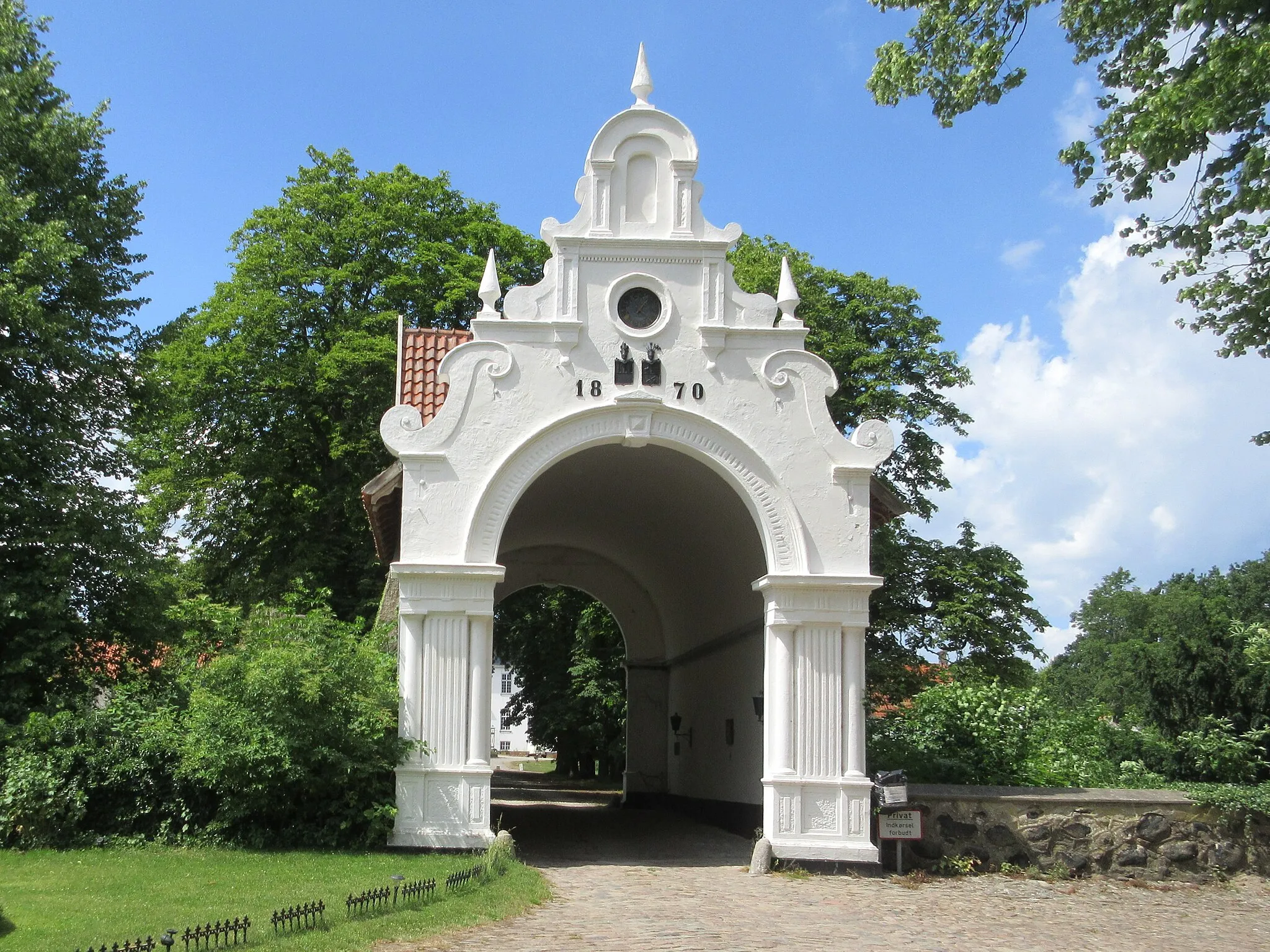 Photo showing: The gatehouse of Egholm Slot at Skibby, Denmark