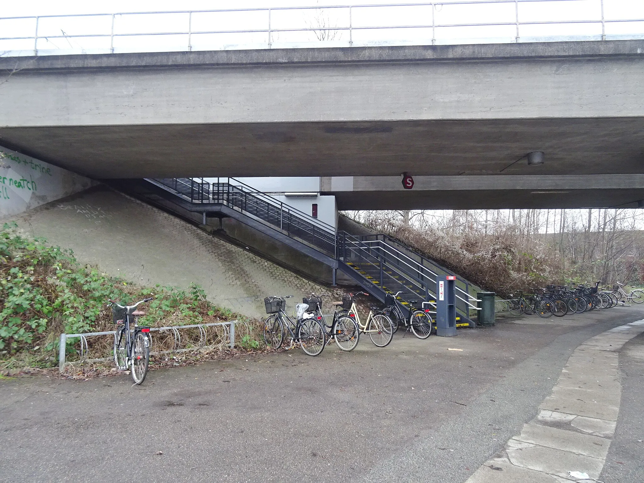 Photo showing: Stairs and railway bridges over Søndre Ringvej at Vallensbæk Station in southern Copenhagen.
