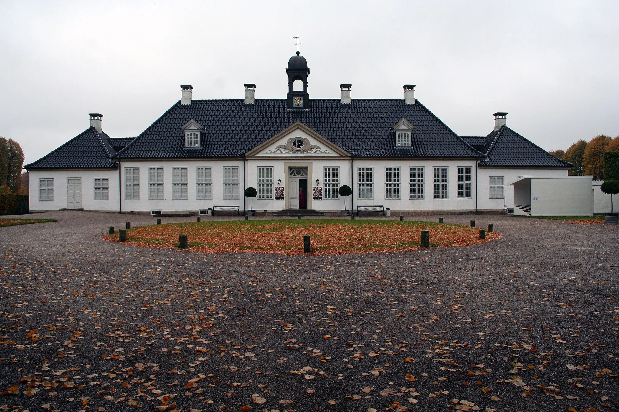 Photo showing: The picture shown the main building of Gammel Holtegaard.
At that time Gl. Holtegaard had an exhibition on Escher.

The little shelter in the right side is a part of the exhibition