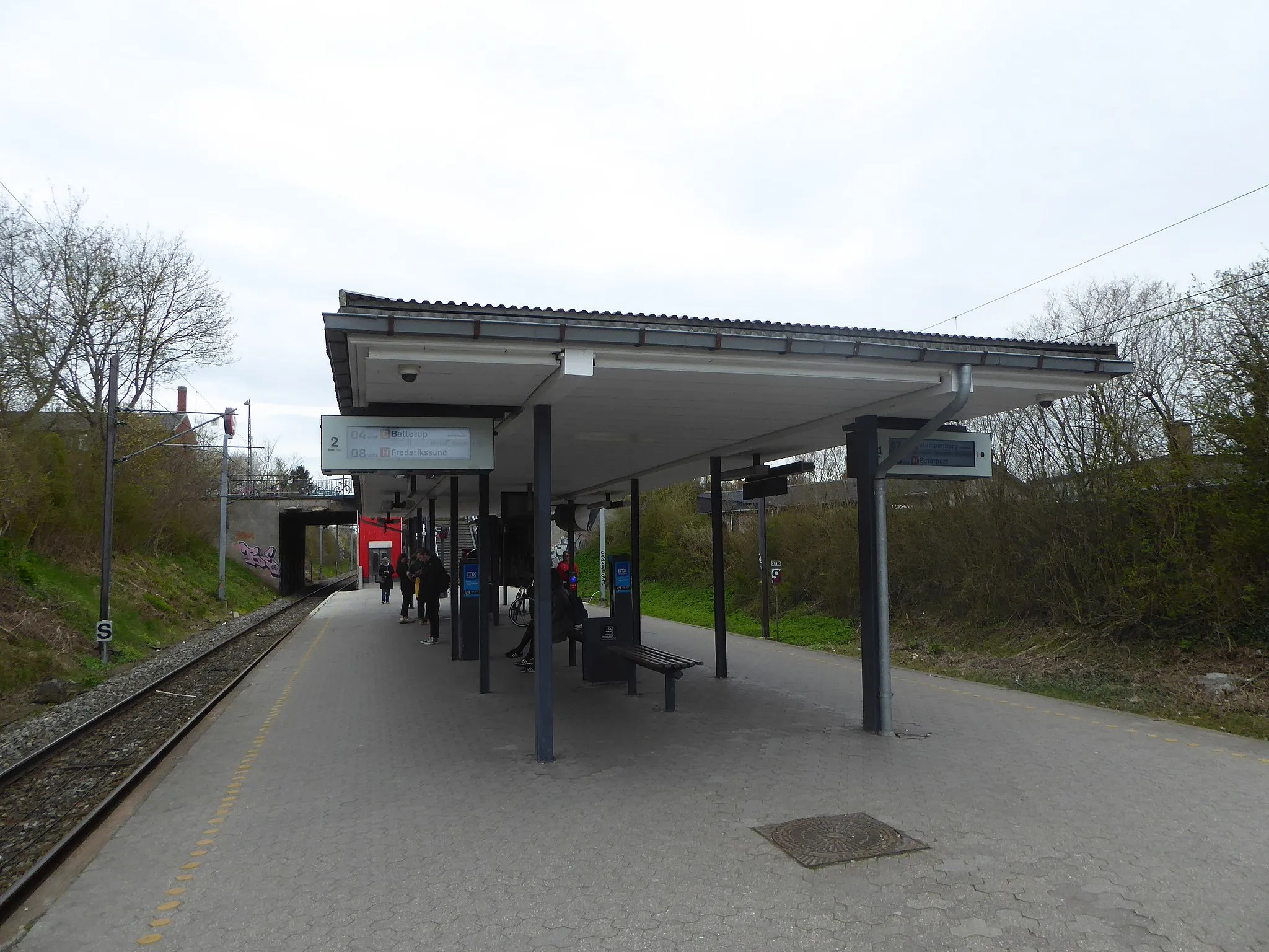 Photo showing: Husum Station, a S-train station on Frederikssundsbanen in Copenhagen.