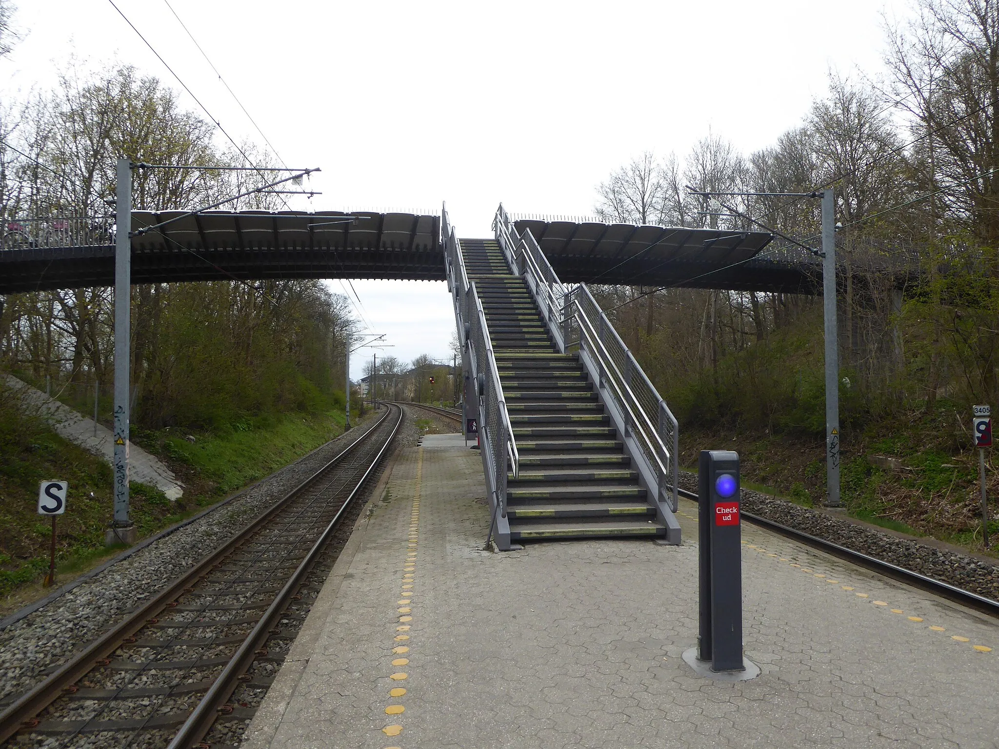 Photo showing: Stairs and footbridge at Husum Station, a S-train station on Frederikssundsbanen in Copenhagen.