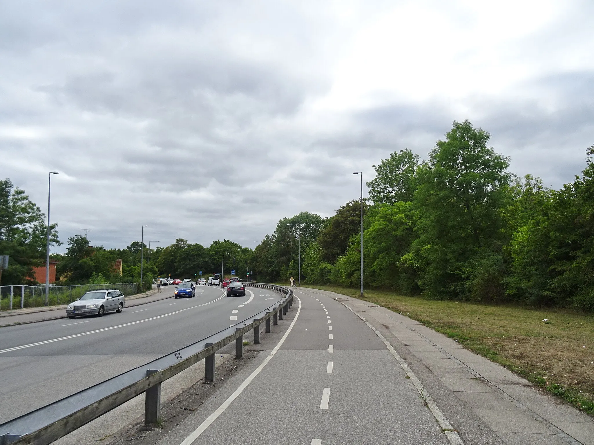 Photo showing: Two-directional cycle lane on Tårnvej in Islev in Copenhagen. It is a part of the national cycling route 9 between Helsingør and Gedser.