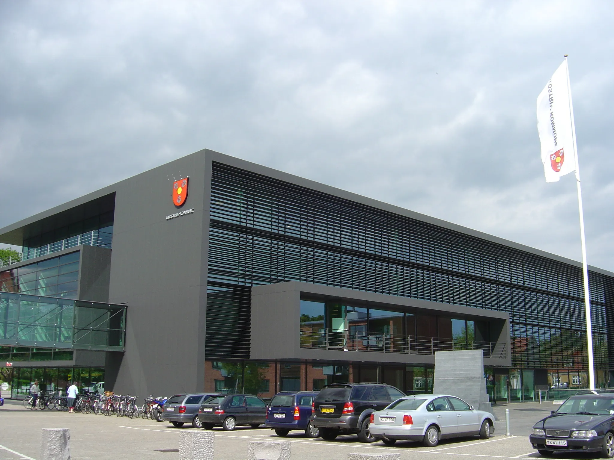 Photo showing: Glostrup Rådhus - One of the buildings for the town hall (east wing) in Glostrup, Copenhagen. Seen from south side, on the road called Rådhusparken.