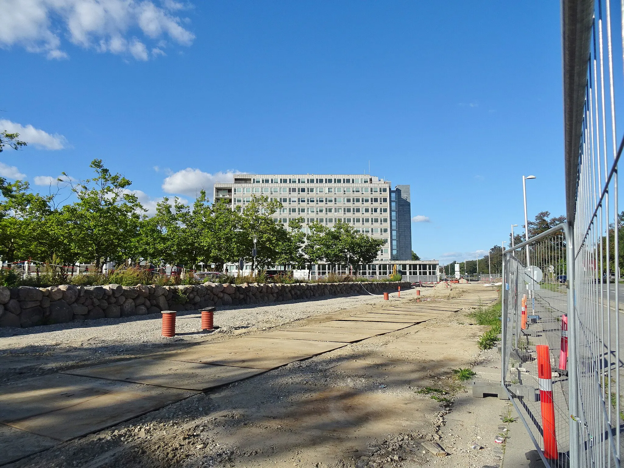 Photo showing: Construction of Glostrup Hospital Station of the light rail Hovedstadens Letbane on Nordre Ringvej in Glostrup in Copenhagen. Rigshospitalet Glostrup is situated at the left.
