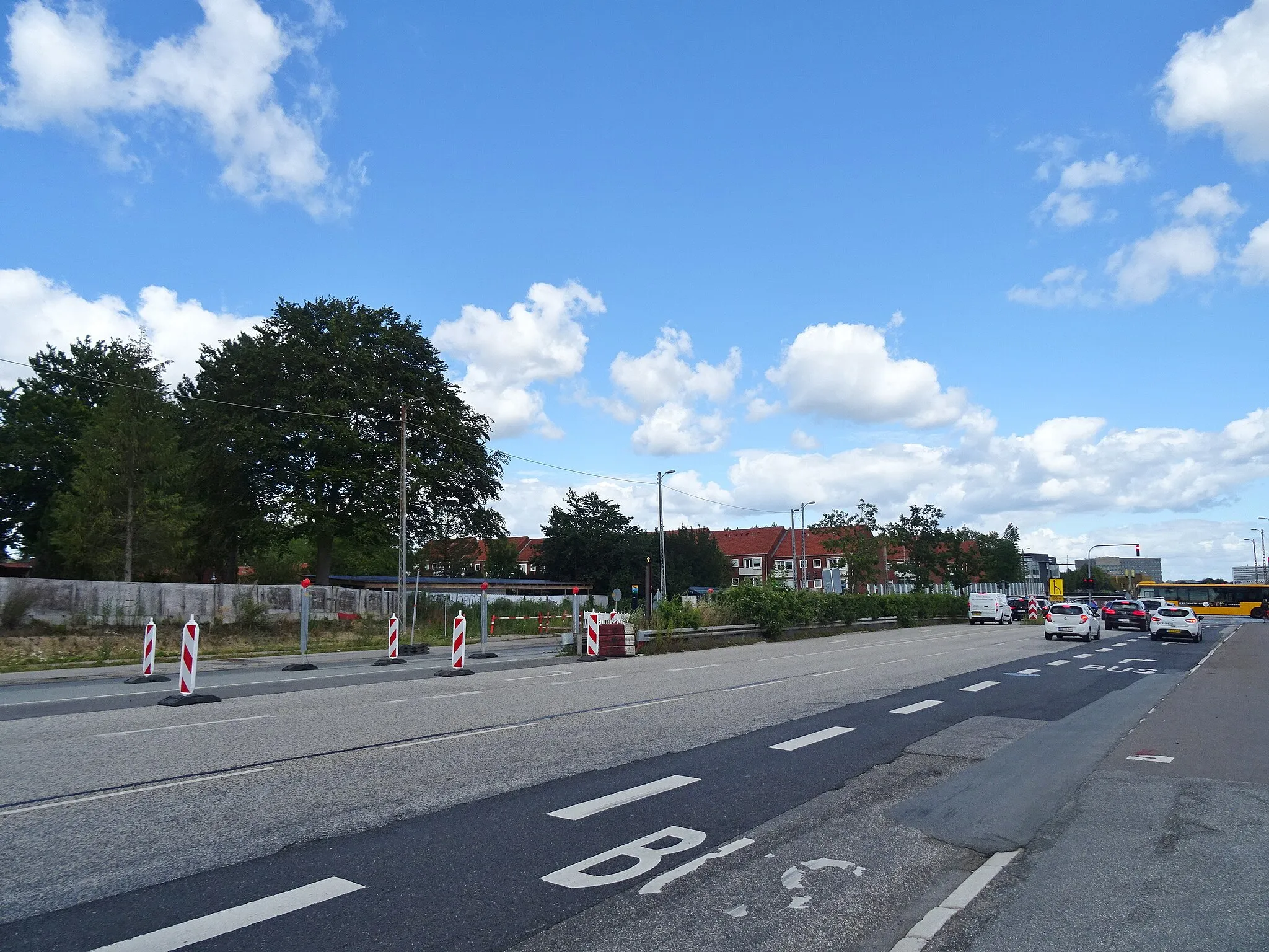 Photo showing: The future Gladsaxe Trafikplads Station of Hovedstadens Letbane on Gladsaxe Ringvej in Copenhagen. The station will be placed in the middle of the street.