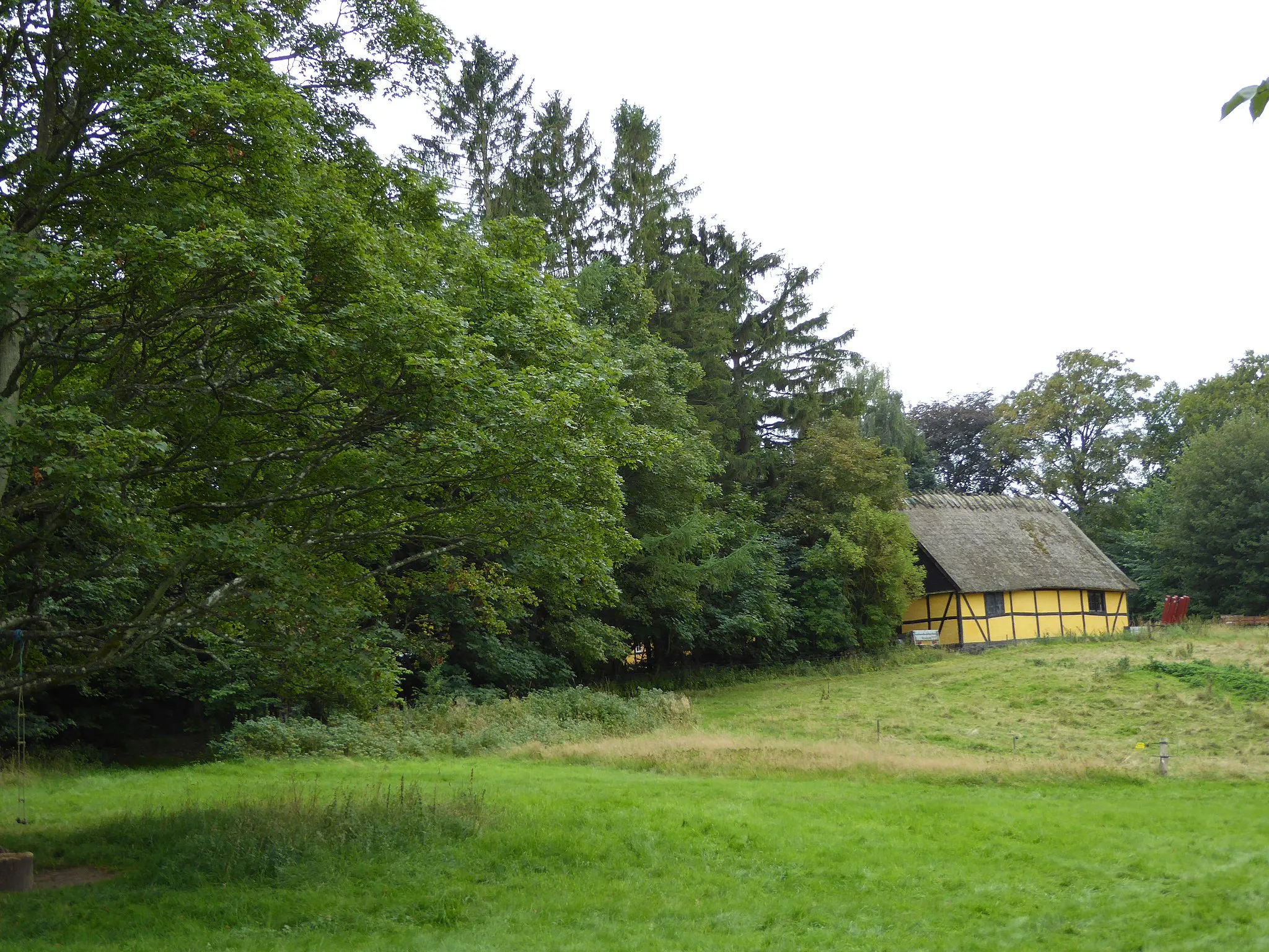 Photo showing: Dæmpegård in Tokkekøb Hegn, North Zealand, Denmark