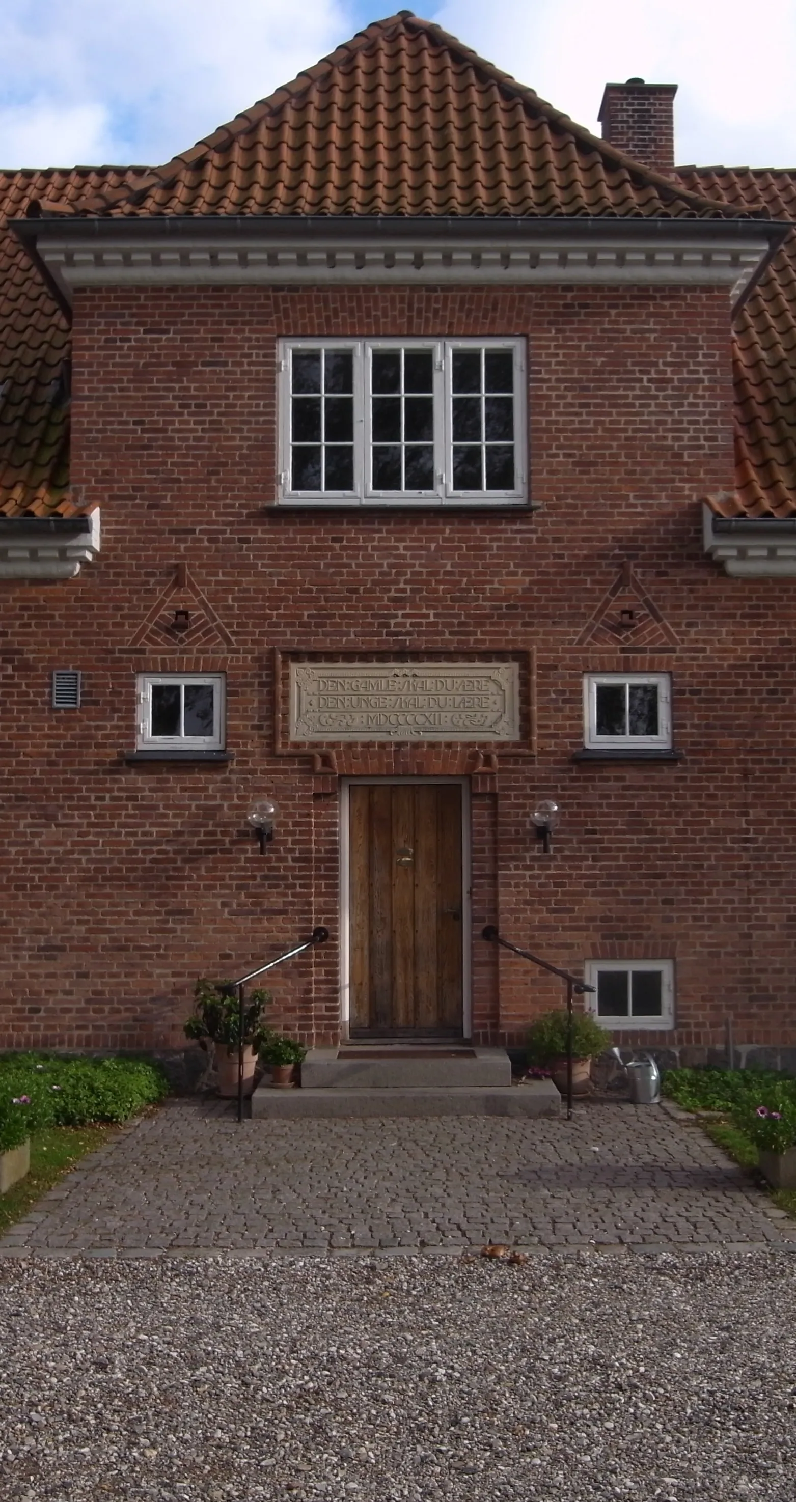 Photo showing: Grønholt gamle skole, Præstemosevej 40, indgangspartiet. Skolen er tegnet af arkitekten Carl Harild (1868-1932).