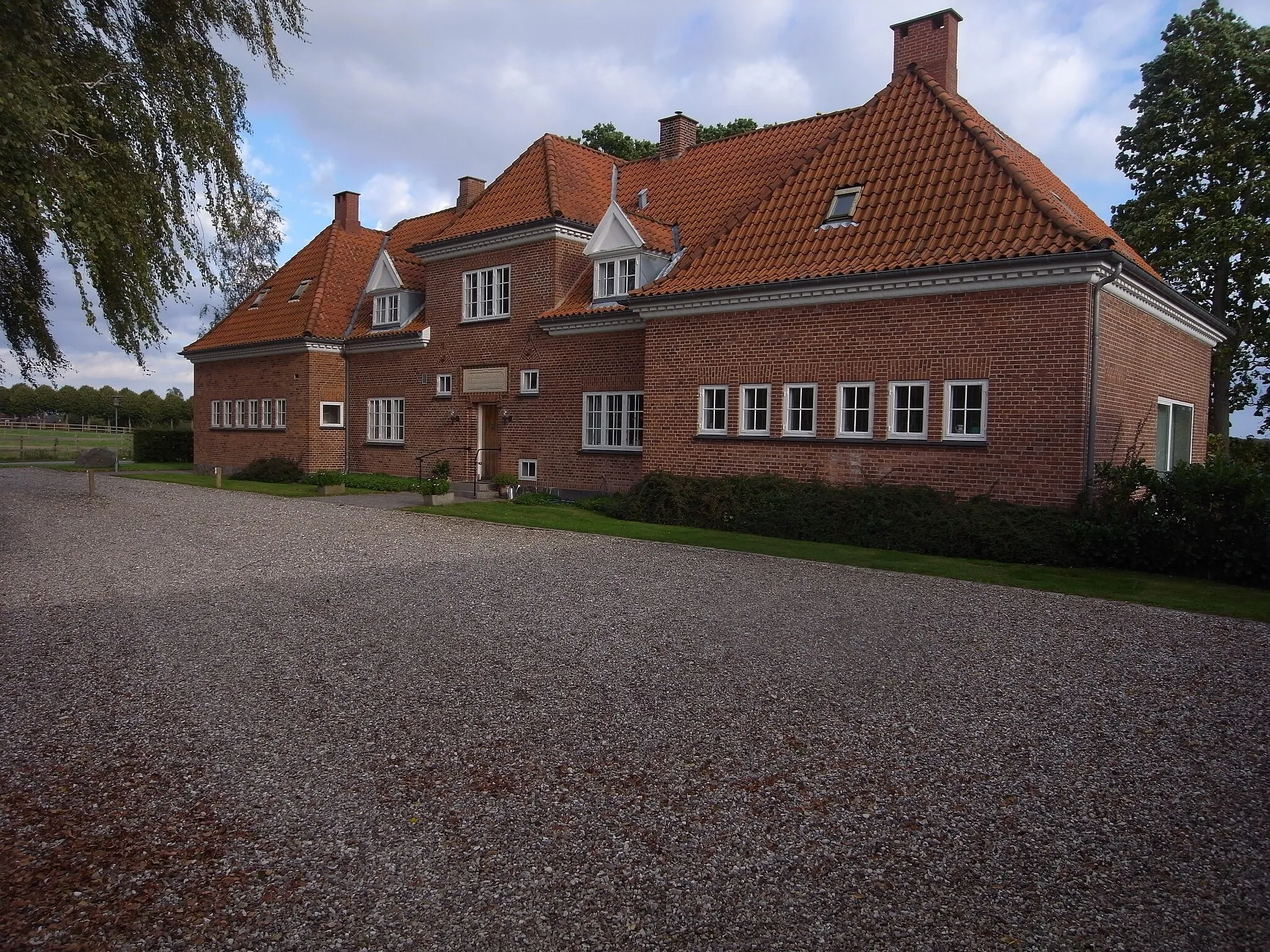 Photo showing: Grønholt gamle skole, Præstemosevej 40, set fra gårdspladsen mod øst. Skolen er tegnet af arkitekten Carl Harild (1868-1932).