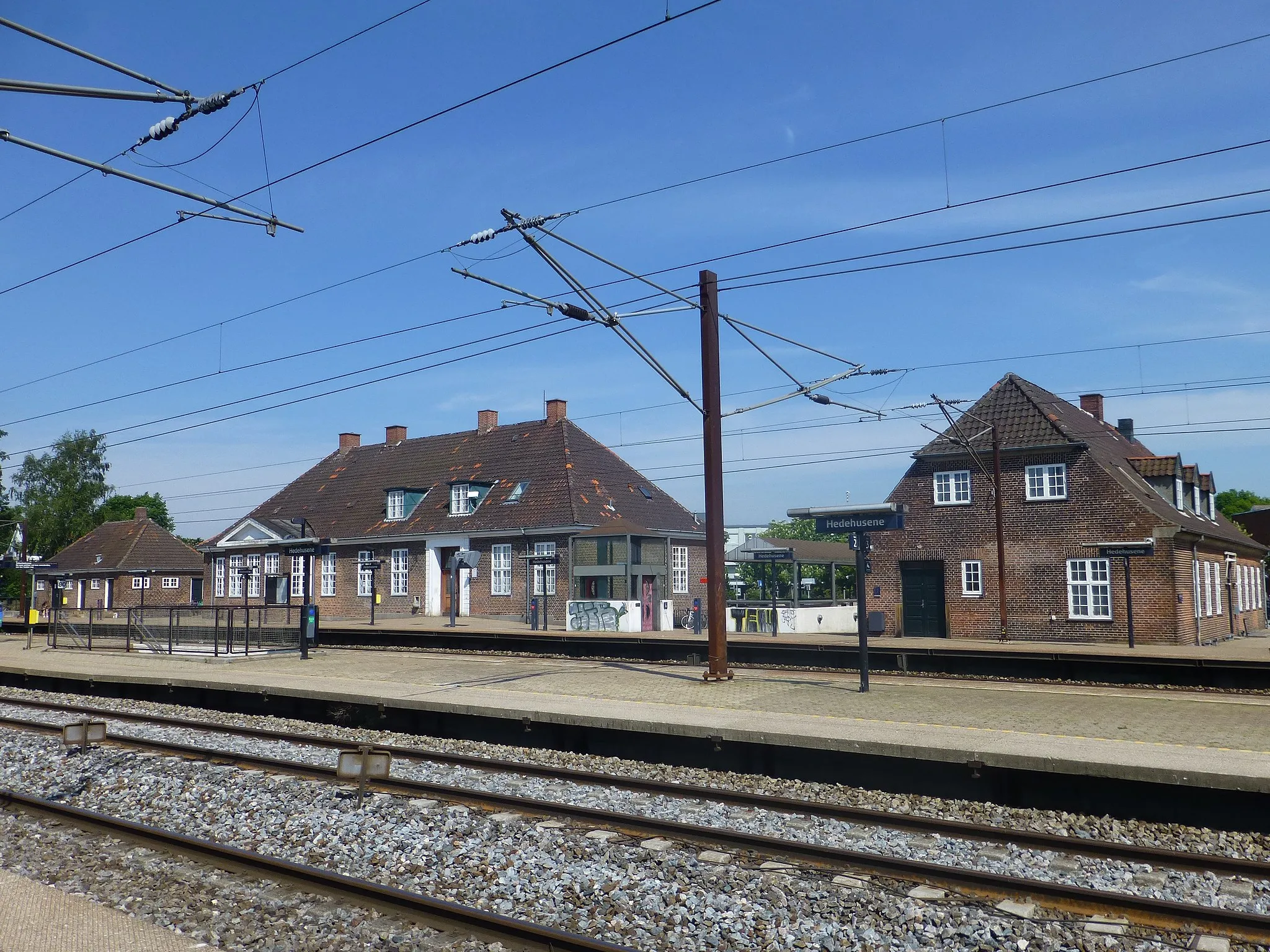Photo showing: Hedehusene Station on the railway line Vestbanen between Copenhagen and Korsør in Denmark.