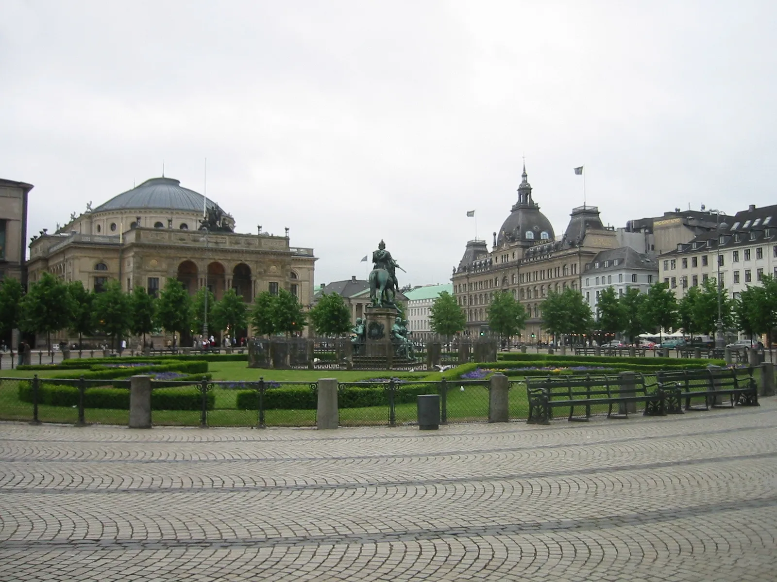 Photo showing: The square Kongens Nytorv in Copenhagen with Det Kongelige Teater (Royal Danish Theatre) and the department store Magasin du Nord.