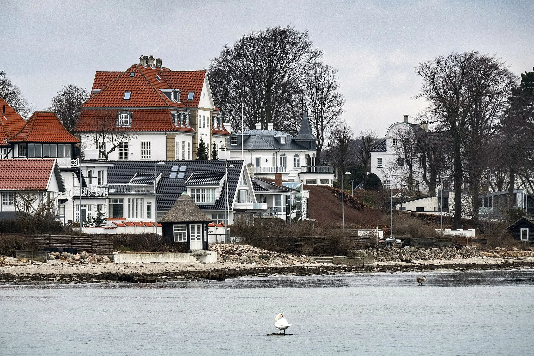 Photo showing: Rungsted, Kystvejen, Sjælland, Själland, Sealand, Danmark, Denmark.
Photo: News Øresund - Johan Wessman.
© News Øresund - Johan Wessman (CC BY 3.0).
Detta verk av News Øresund är licensierat under en Creative Commons Erkännande 3.0 Unported-licens (CC BY 3.0). Bilden får fritt publiceras under förutsättning att källa anges. .The picture can be used freely under the prerequisite that the source is given. News Øresund, Malmö, Sweden.News Øresund är en oberoende regional nyhetsbyrå som är en del av det oberoende dansk-svenska kunskapscentrat Øresundsinstituttet.
www.newsoresund.org

www.oresundsinstituttet.org